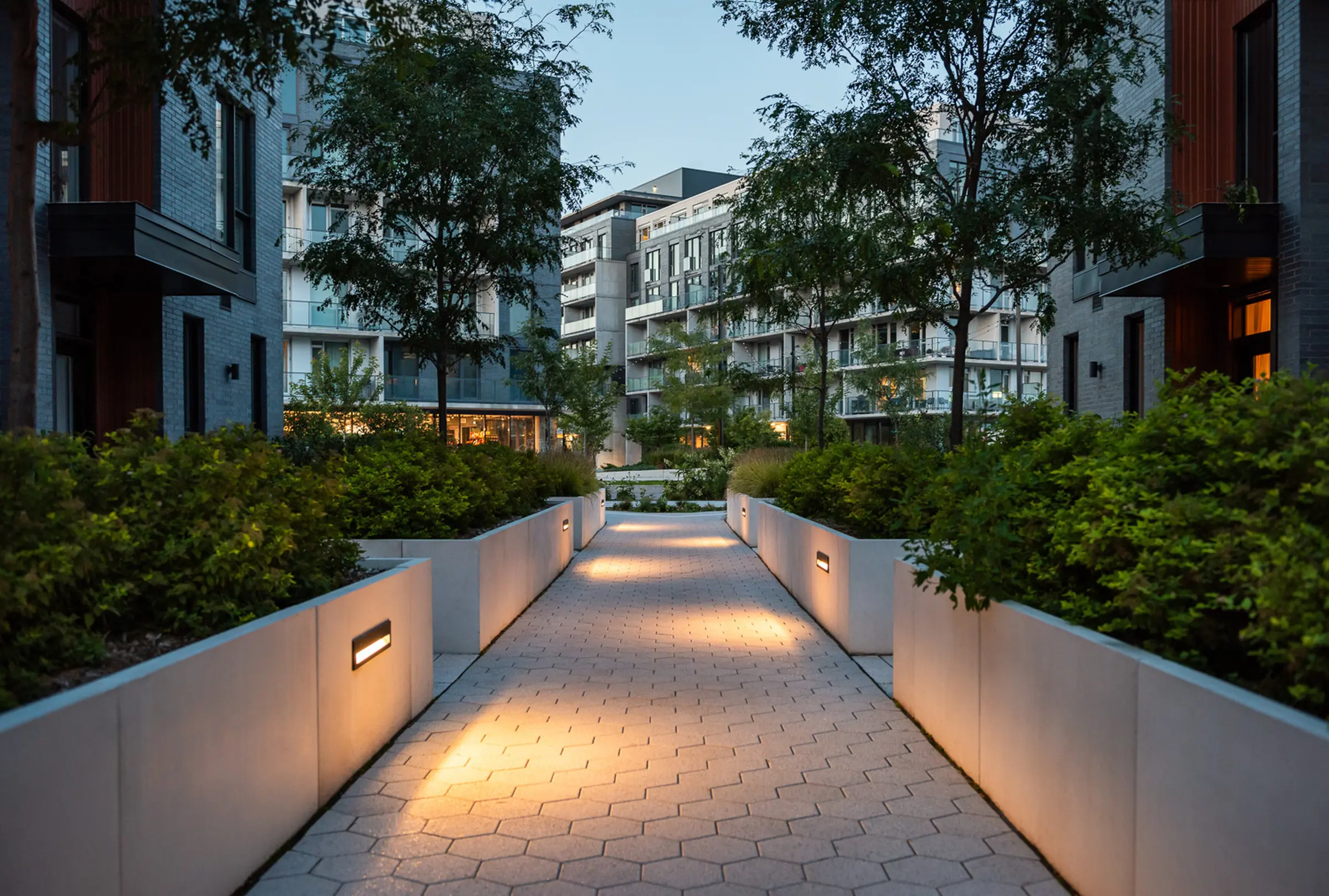 Chemin menant aux terrasses intimes des appartements