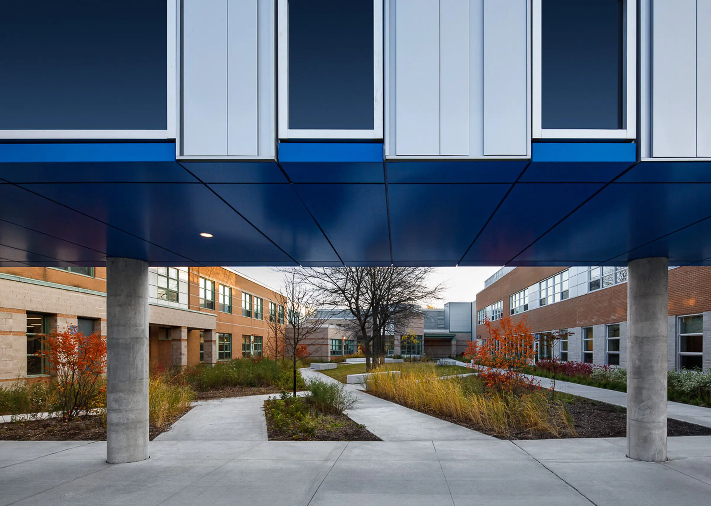 Vue de la passerelle qui donne sur la cour intérieure