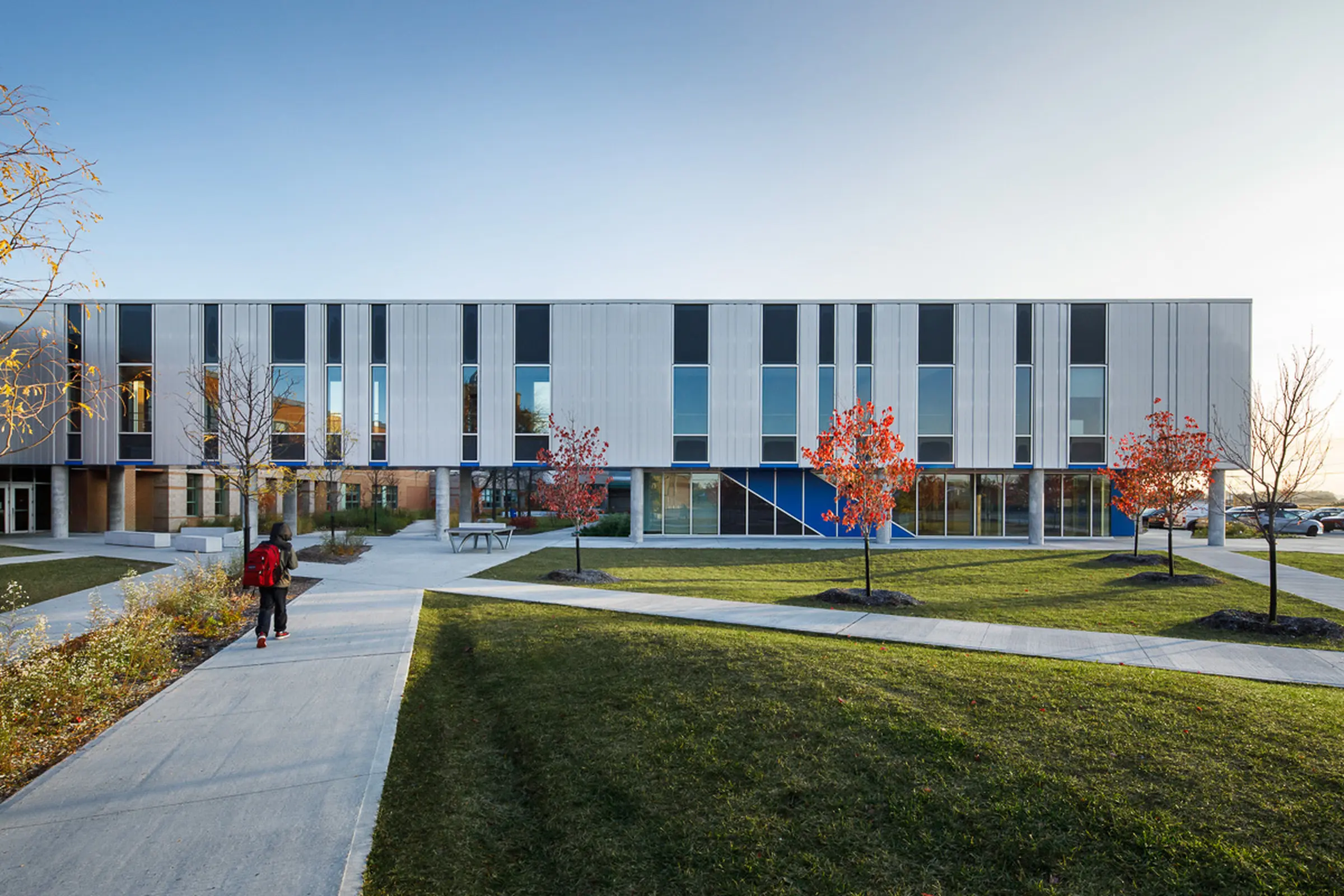 Parvis d'arrivée de l'école le Carrefour