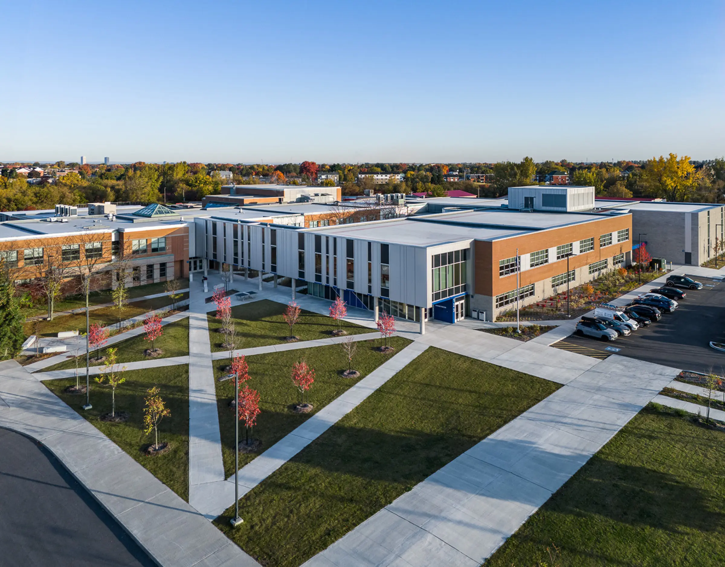 Parvis de l'école le Carrefour et sa grande pelouse