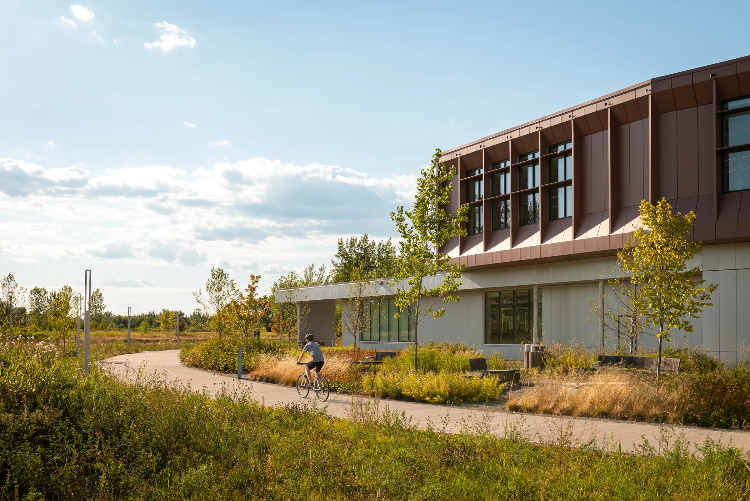 Cyclist in front of the Espace citoyen des Confluents