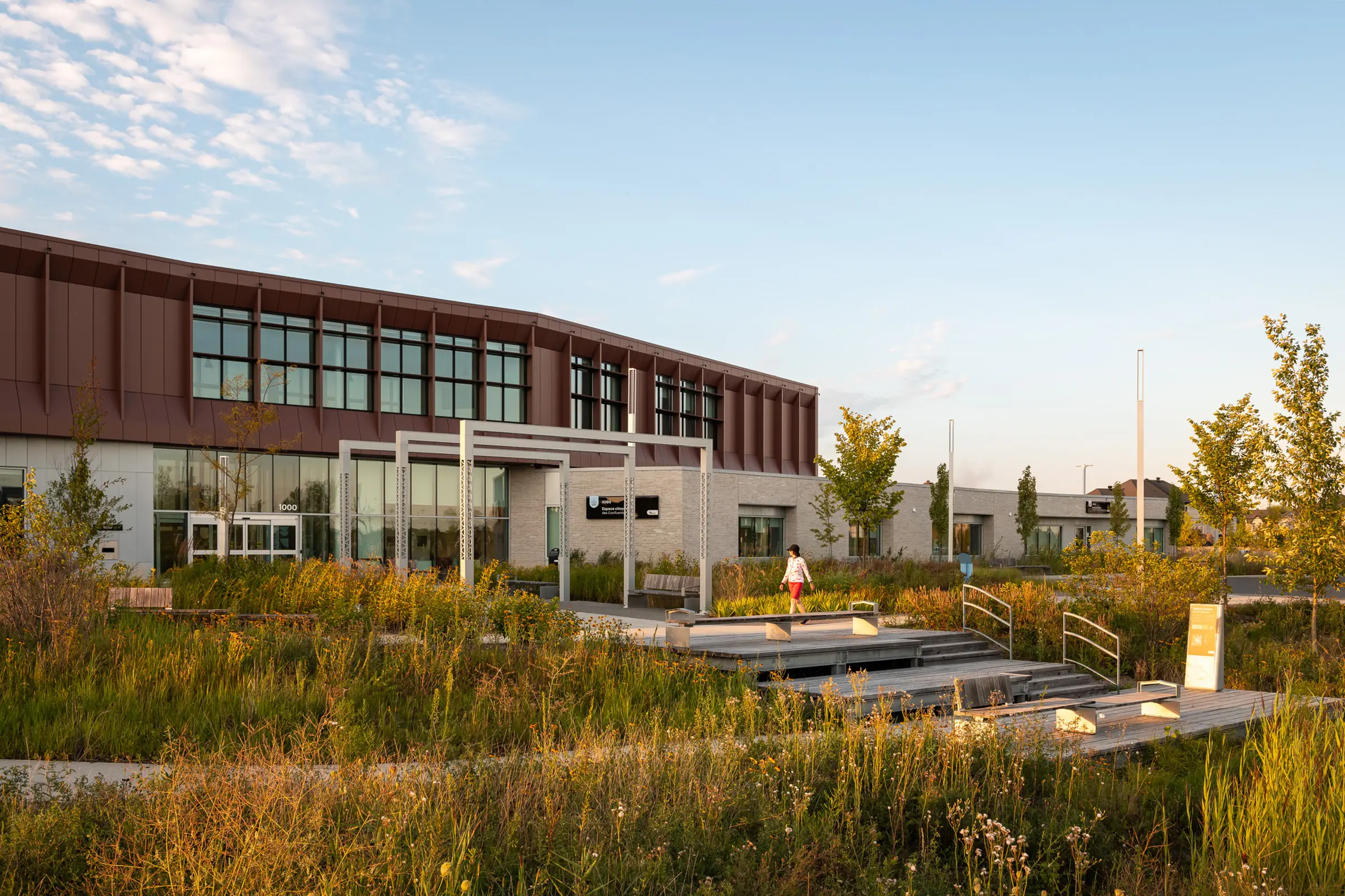 Usager à l'entrée de l'Espace citoyen des Confluents