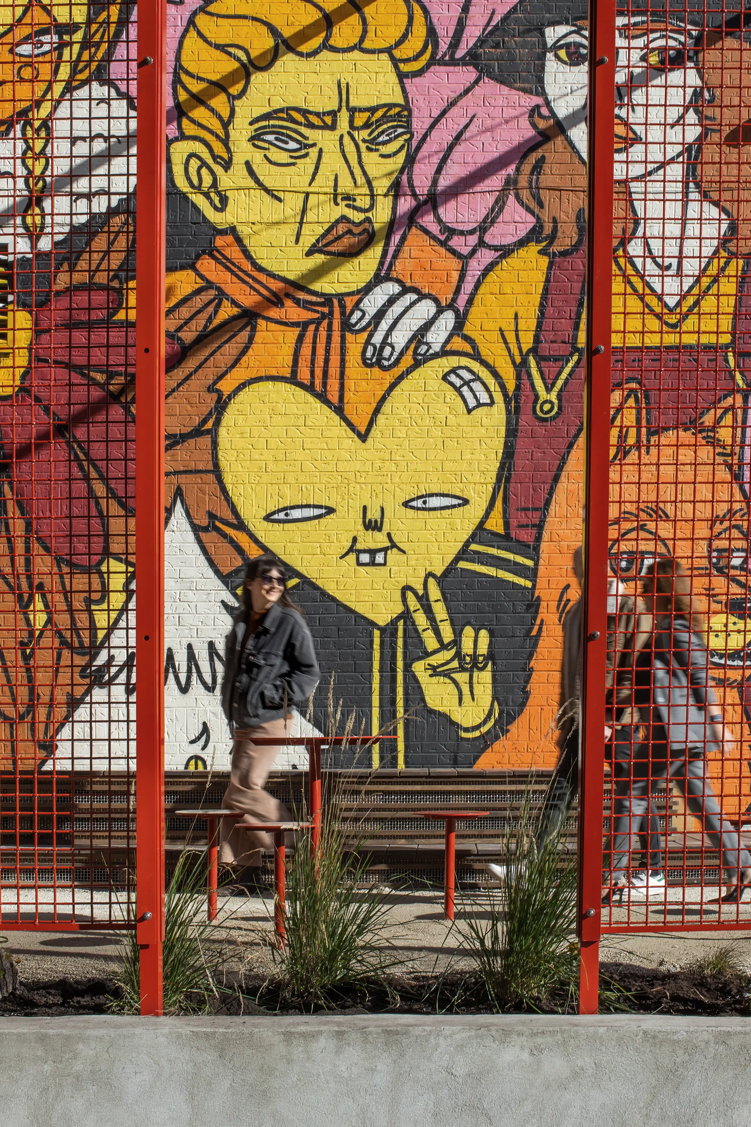 Des passants dans la Ruelle L’Oasis