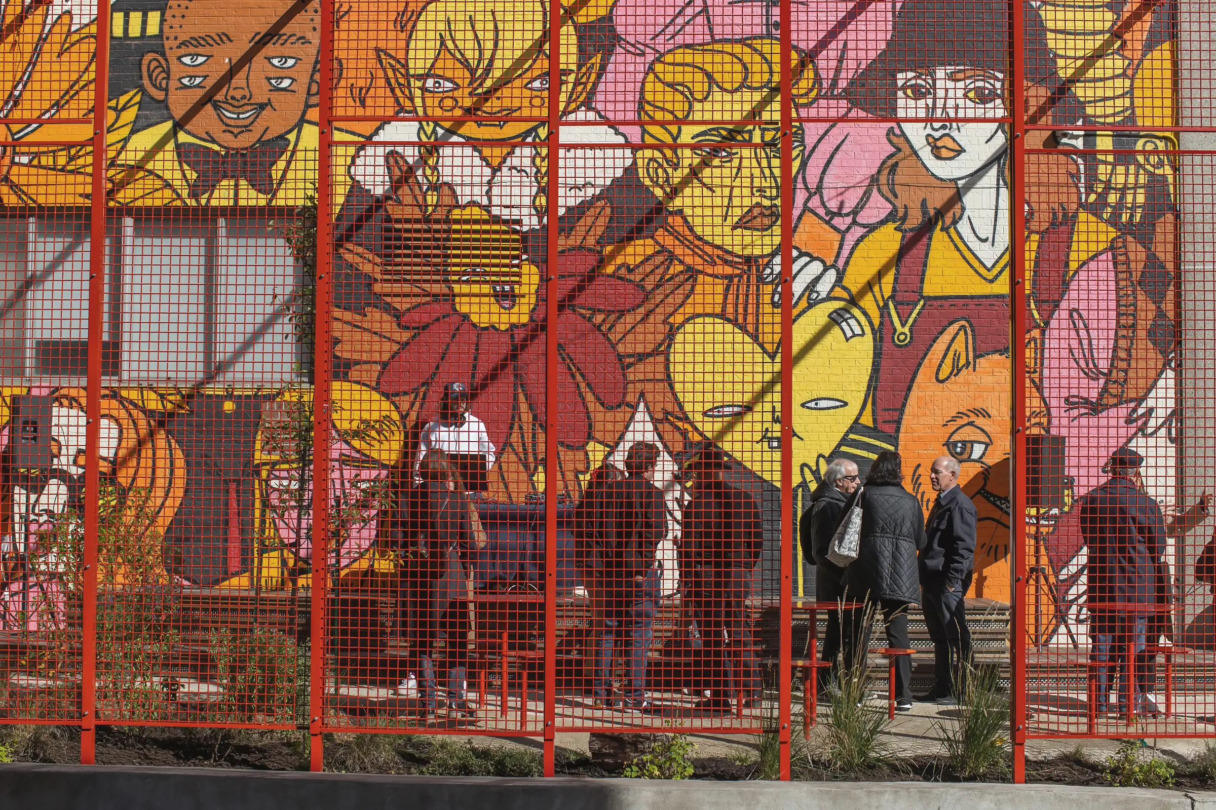 Structure métallique rouge inspirée des mailles textiles