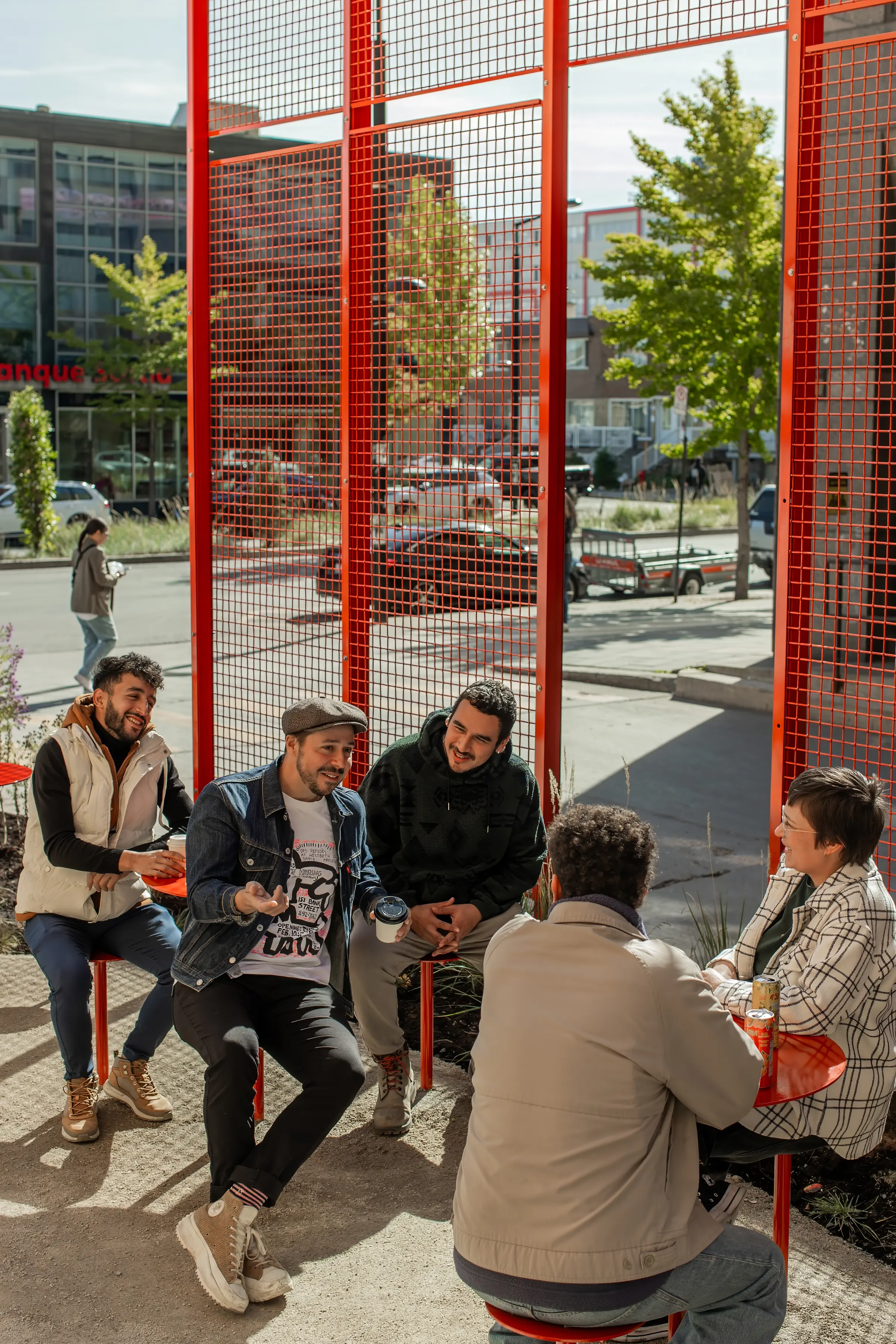 Un groupe profitant du mobilier urbain