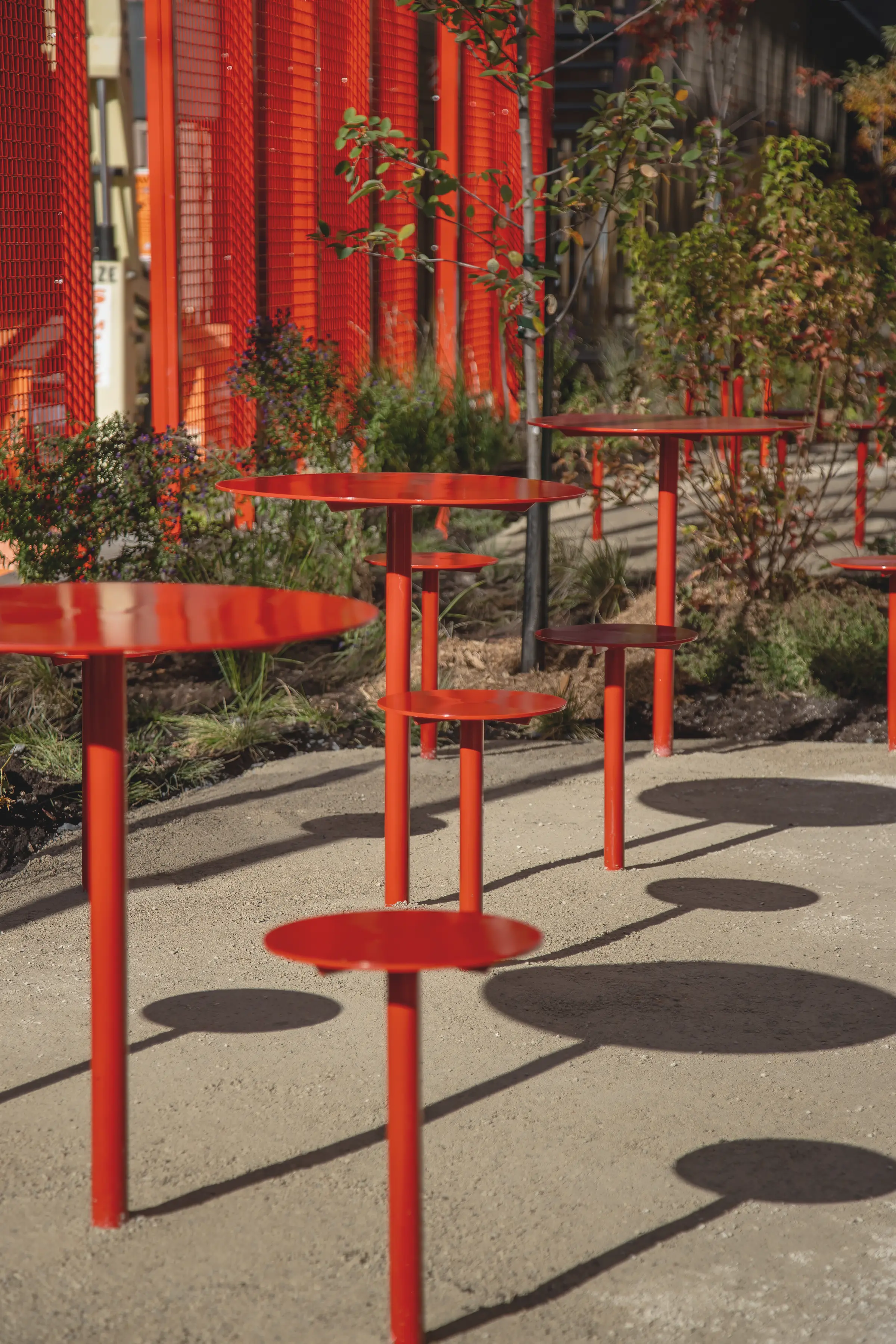 Tables métalliques rouges