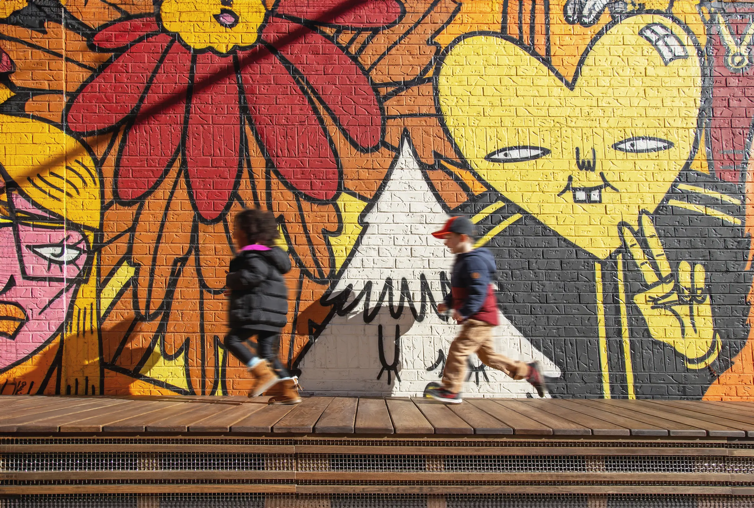 Les enfants et la murale colorée