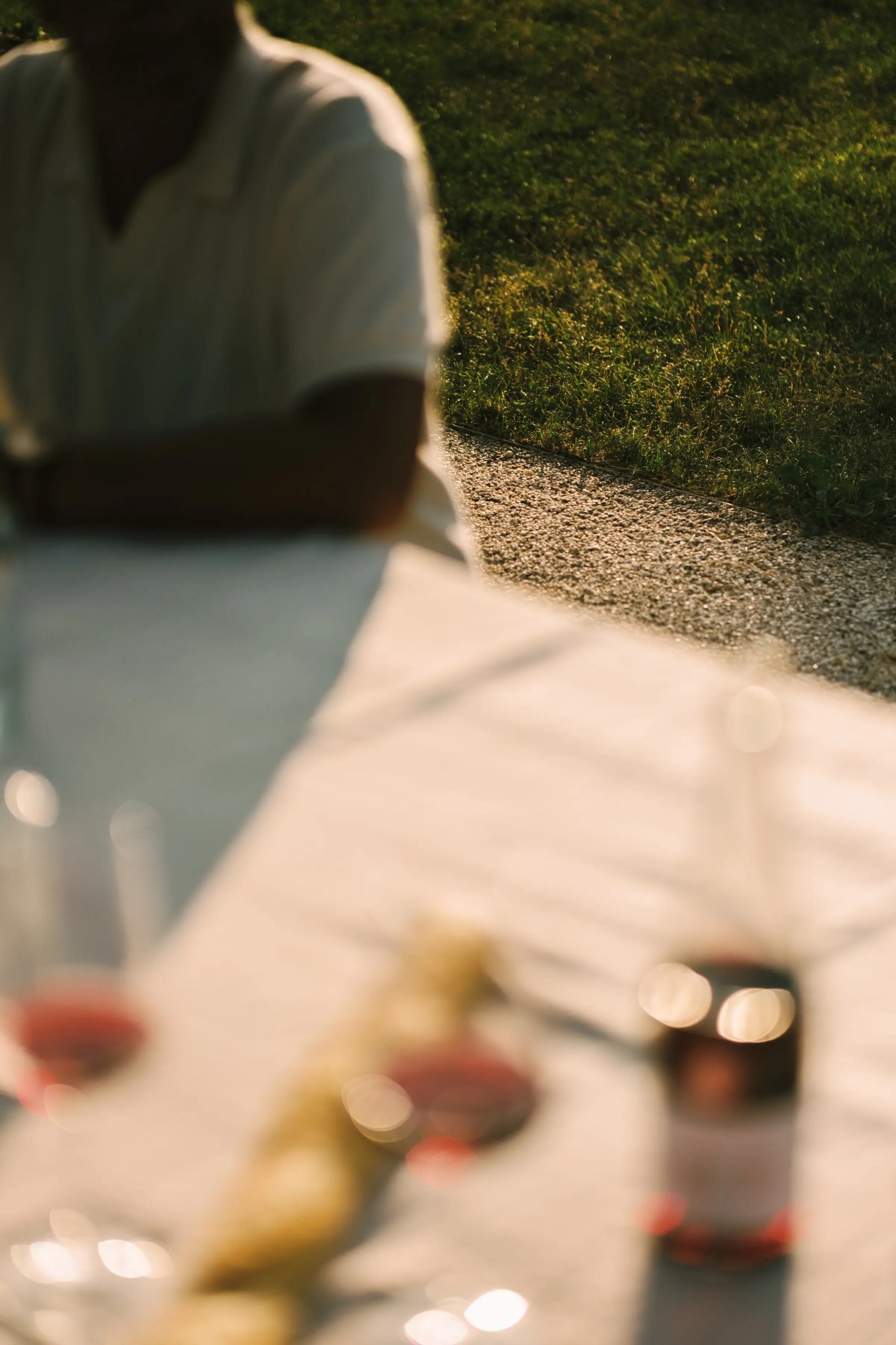 Une table dressée avec du vin au parc Rosemont