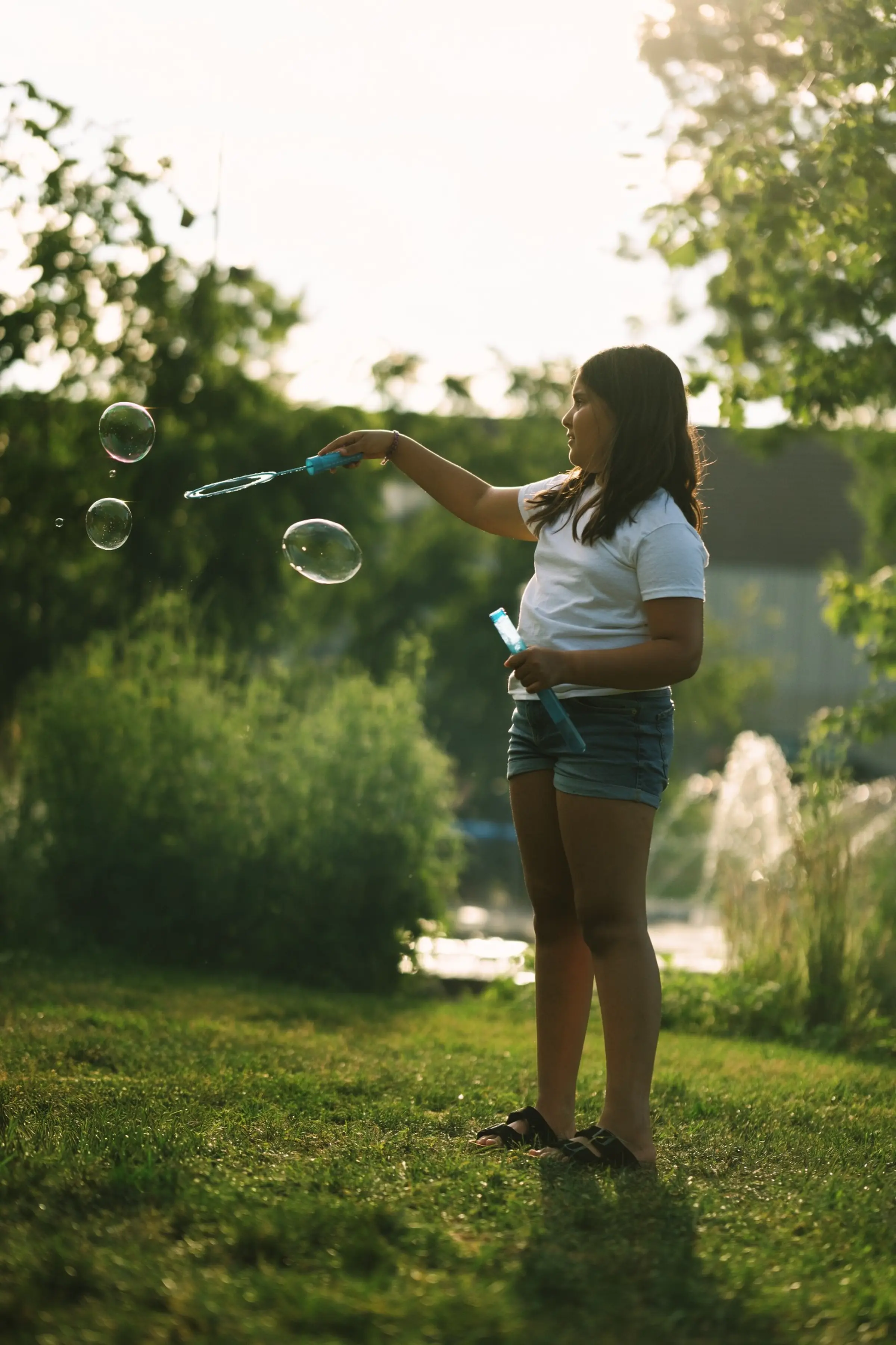 Un enfant fait des bulles au parc Rosemont