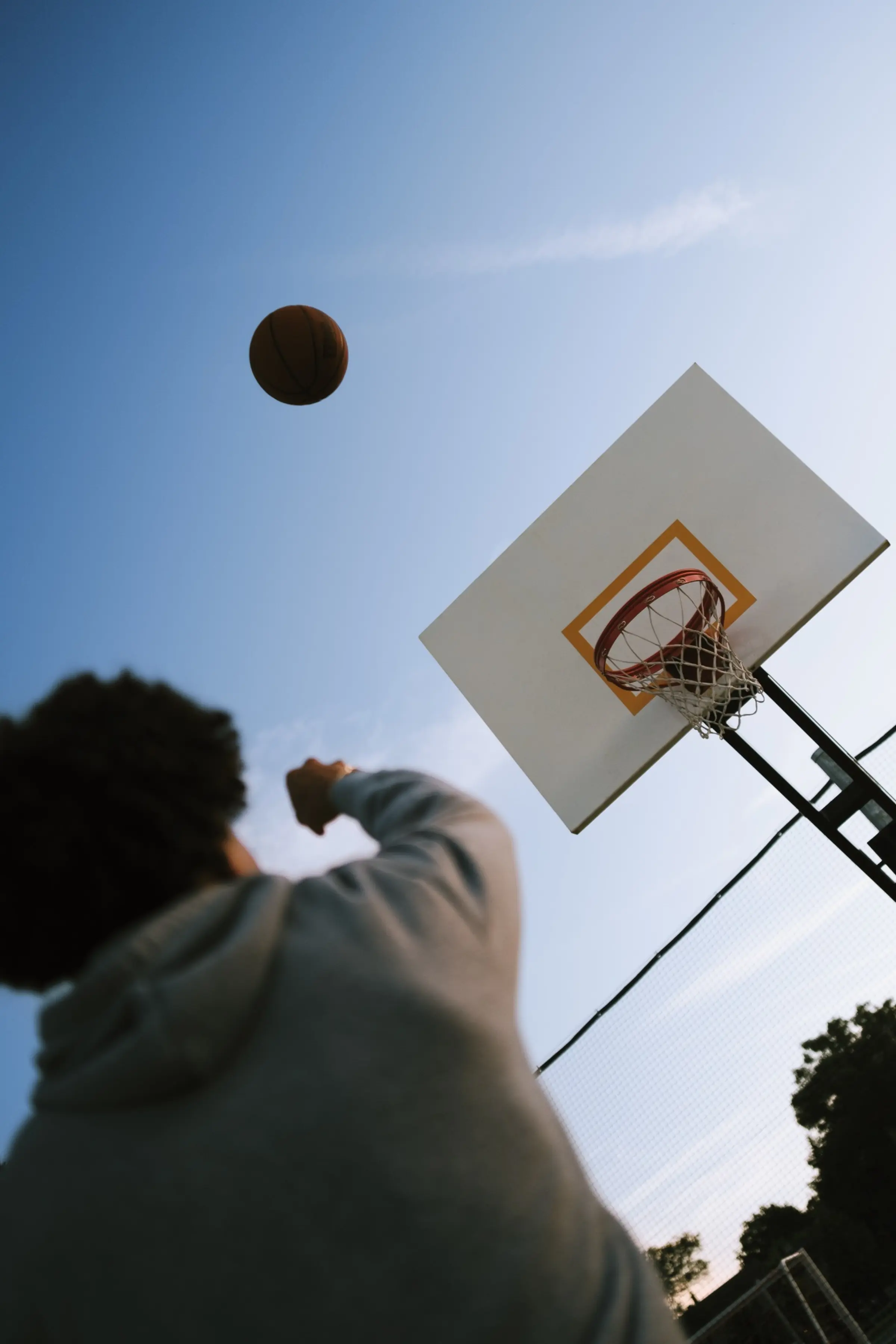 Un étudiant joue au basketball
