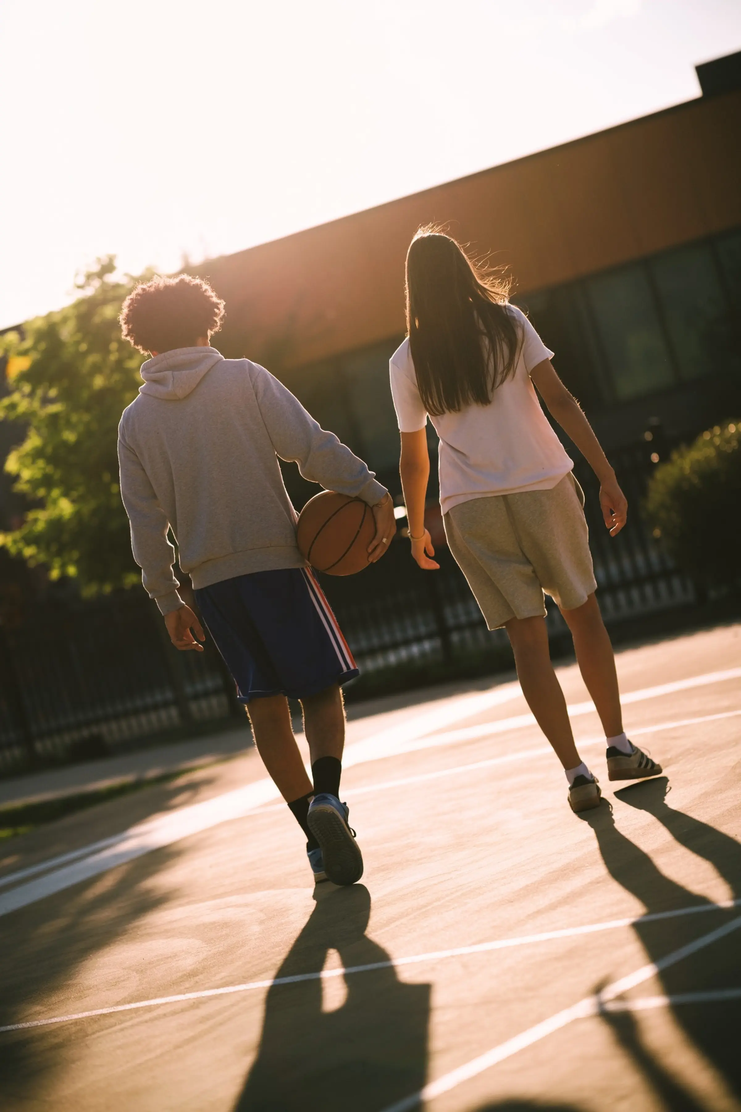 Deux étudiants sur un terrain de basketball