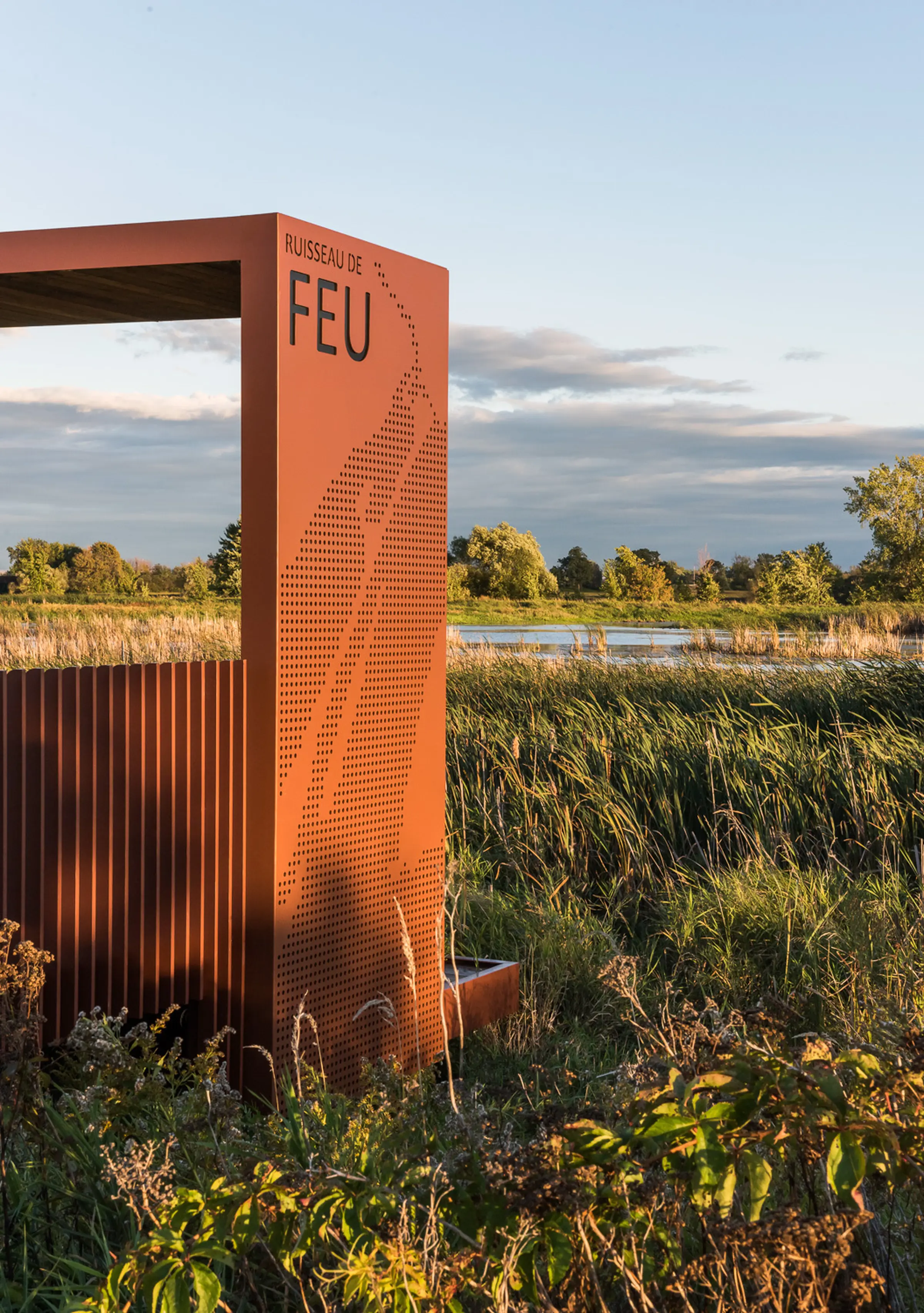 Structure en acier galvanisé recouvert de peinture de couleur rouille
