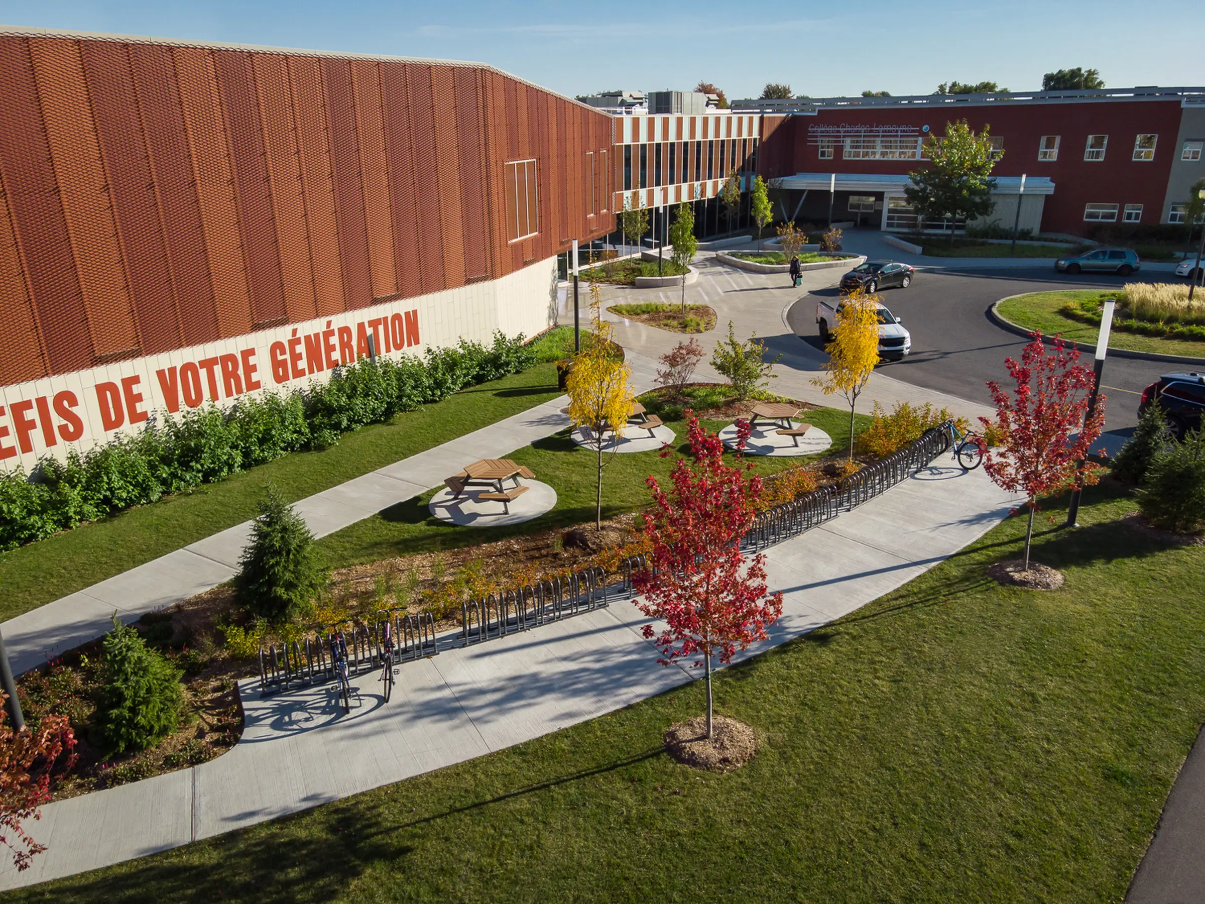 Drop-off area designed after a roundabout at Collège Charles-Lemoyne