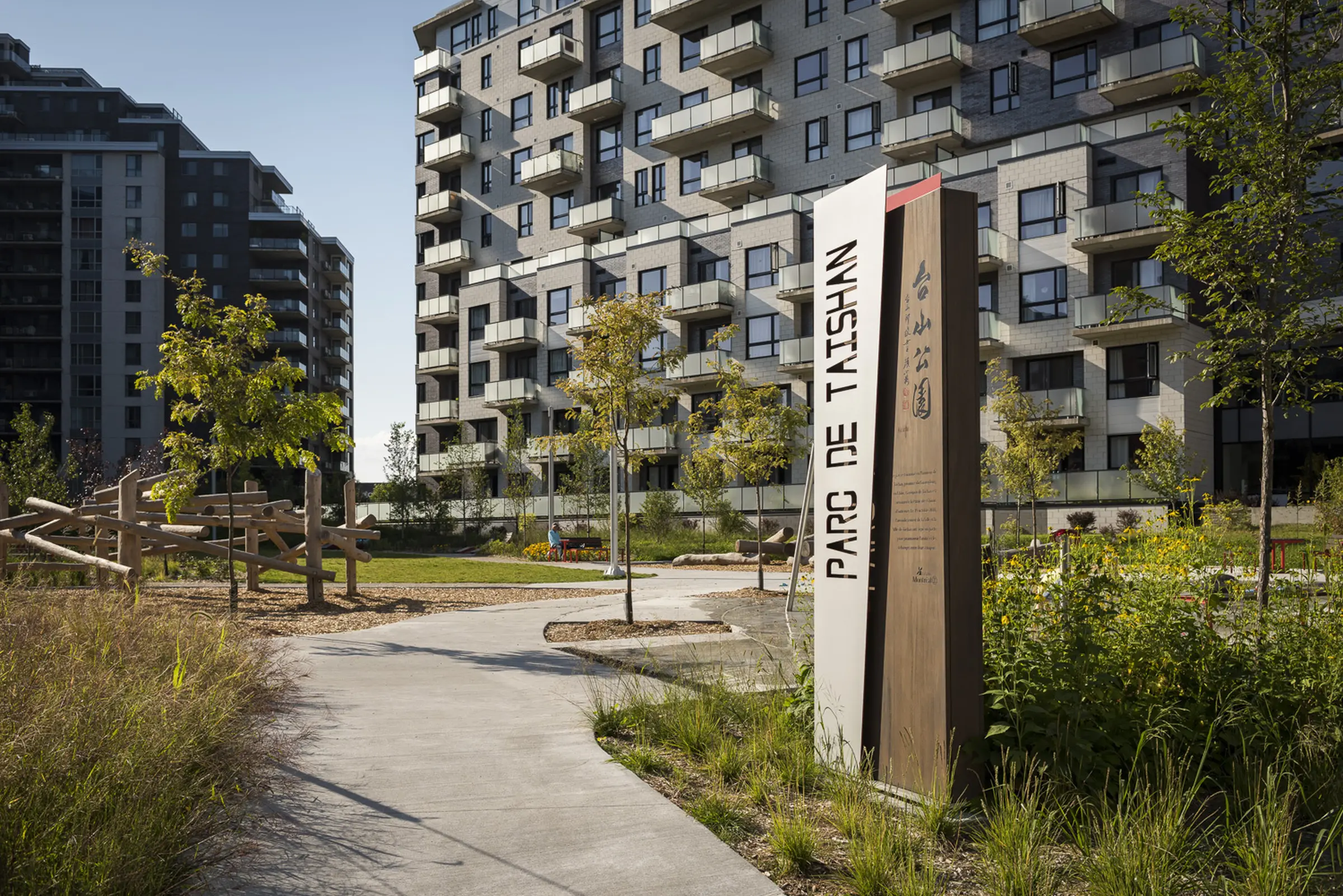Park’s entrance monument with calligraphy by a Montréal artist of Taishanese origin