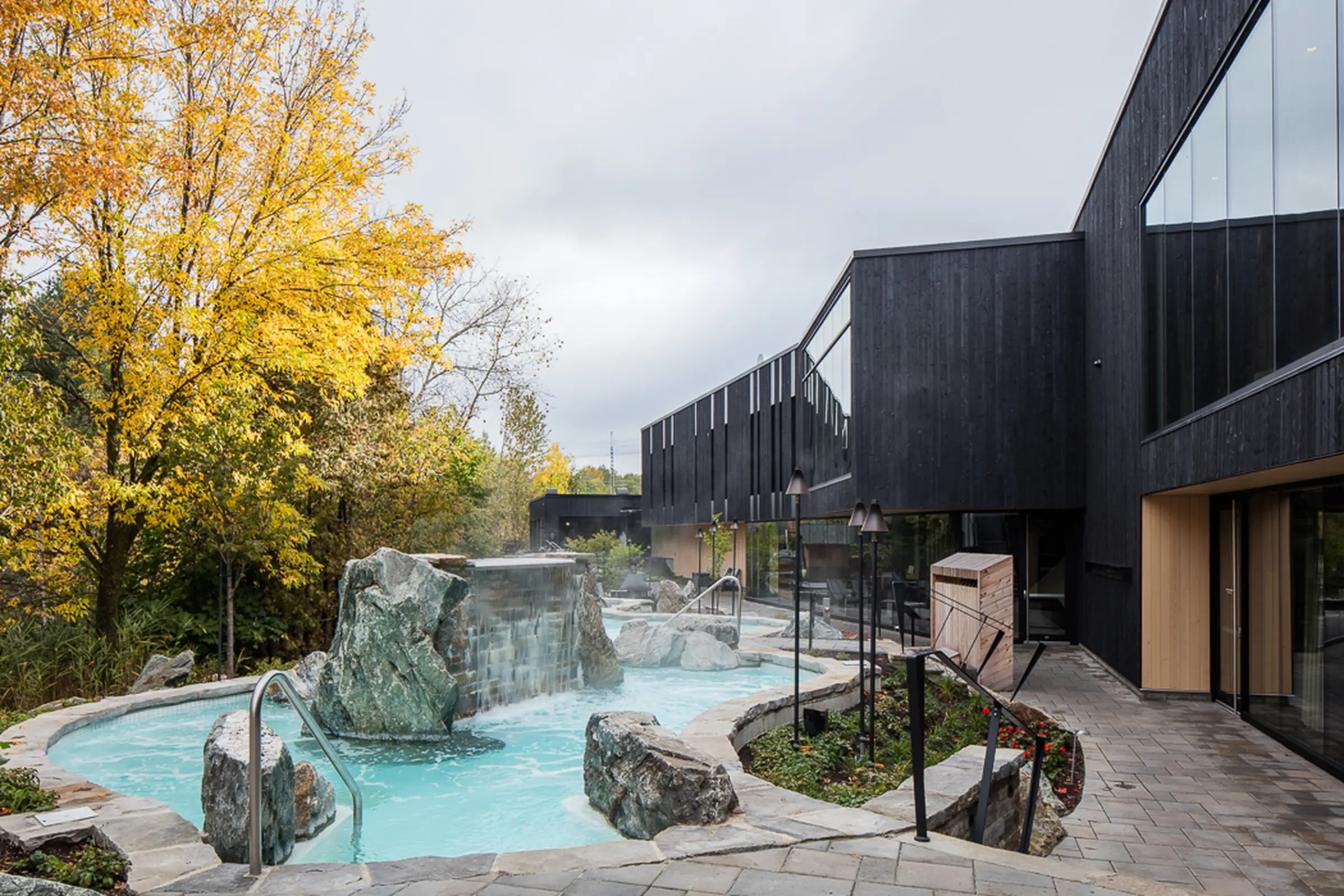 Chute d’eau dans un bassin