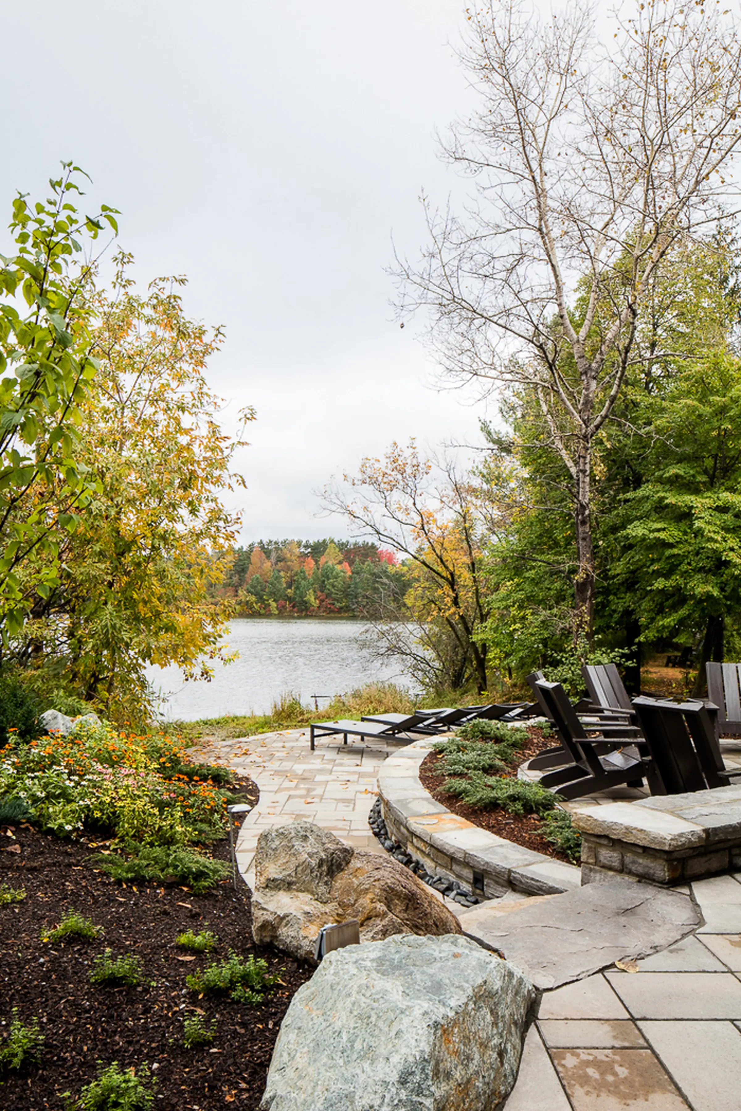 Espace avec foyer avec vue sur la rivière Magog