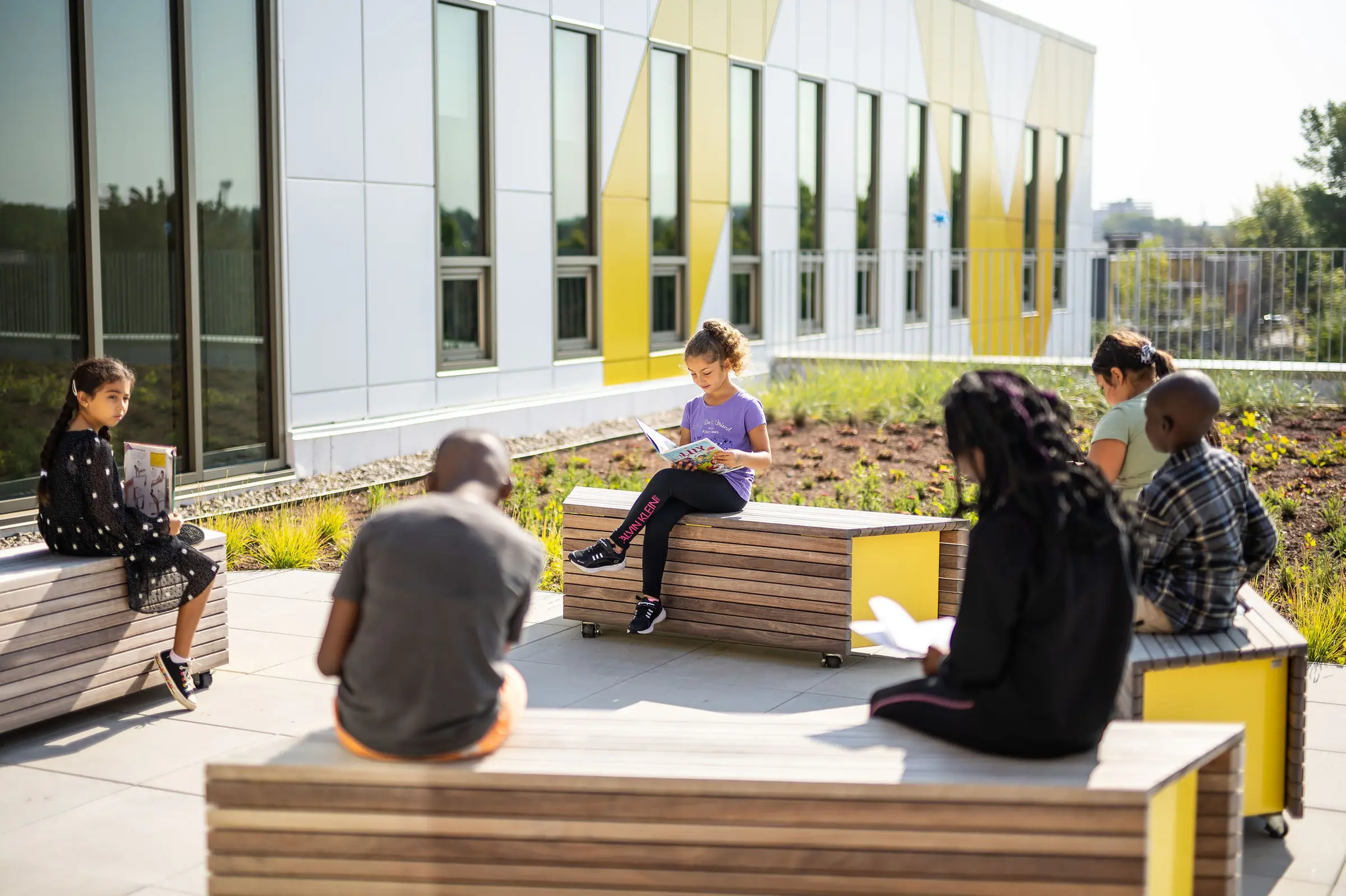 Zone de repos entourée de végétation pour les élèves