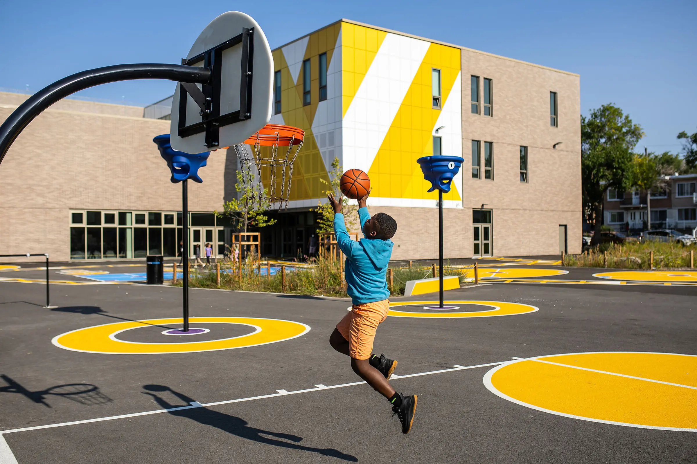Élève en action sur le terrain de basketball