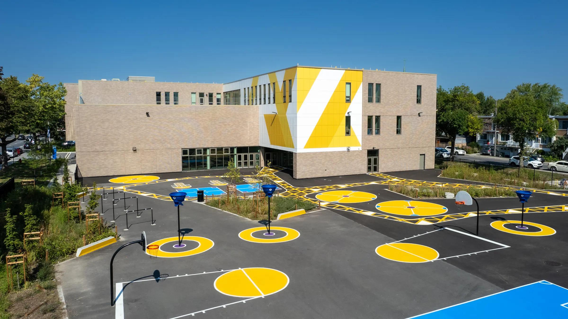 Motifs colorés et végétation dans la cour de l'école Sainte-Lucie