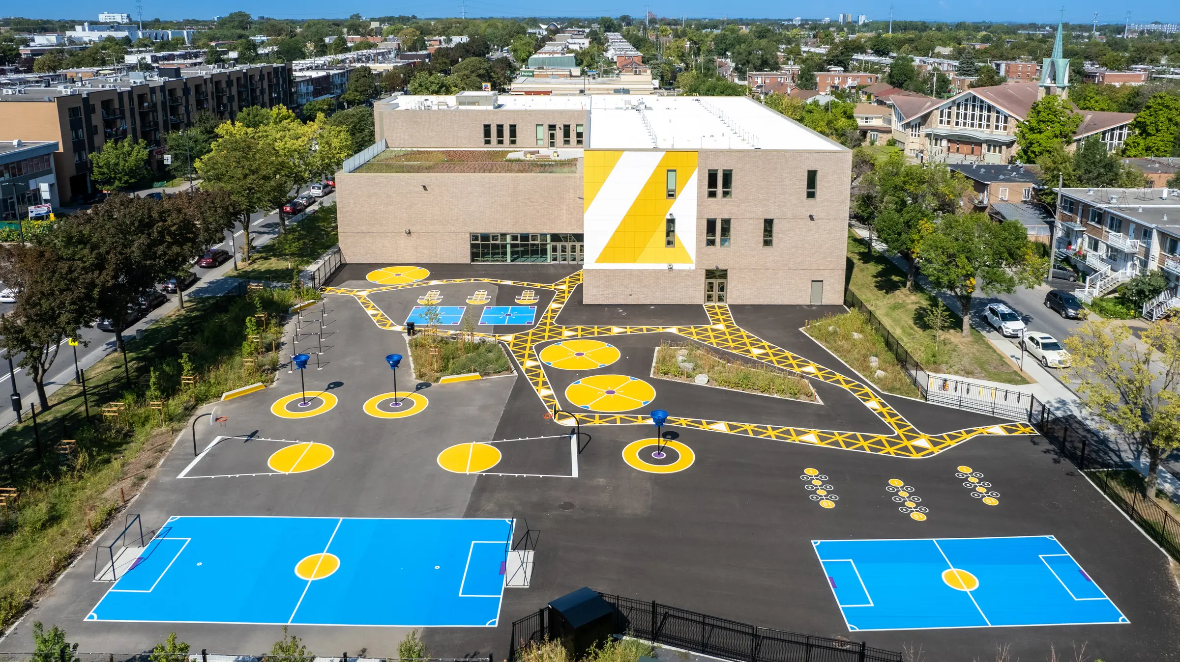 Vue aérienne de la cour de l'école Sainte-Lucie