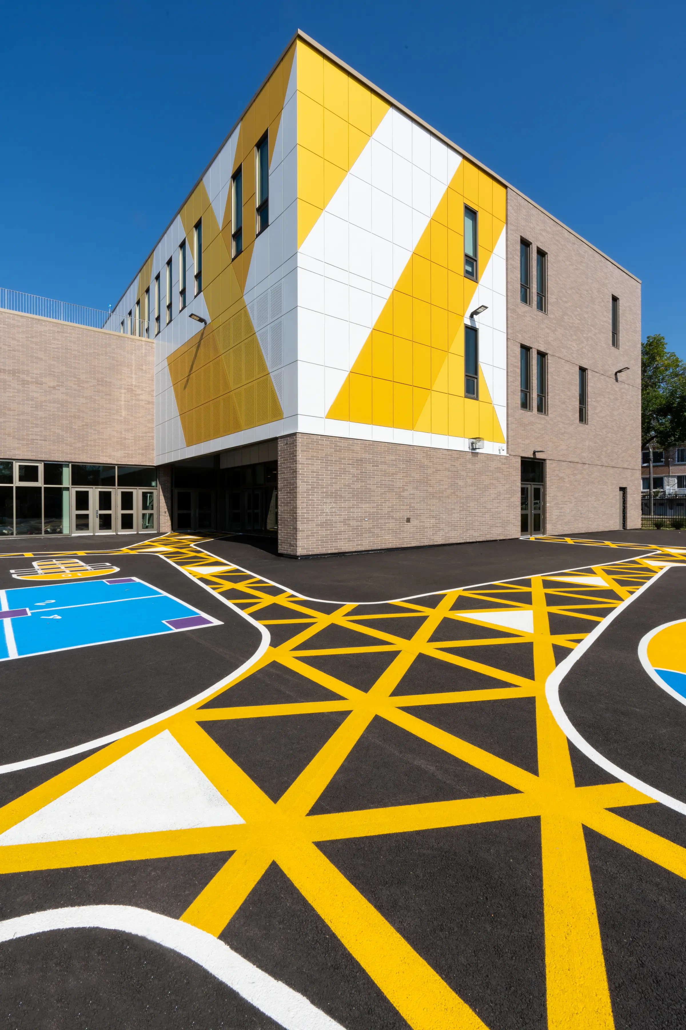 Formes peintes au sol dans la cour de l'école Sainte-Lucie