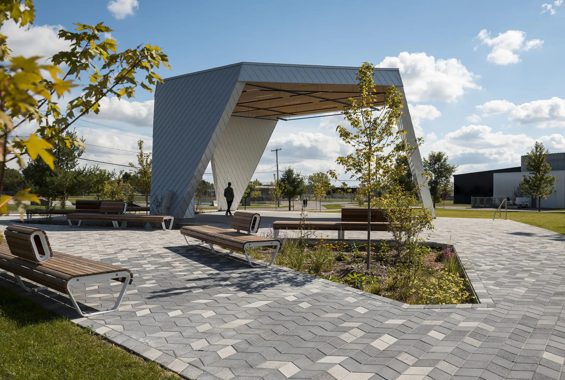 Scène extérieure aux allures de pliage d’origami