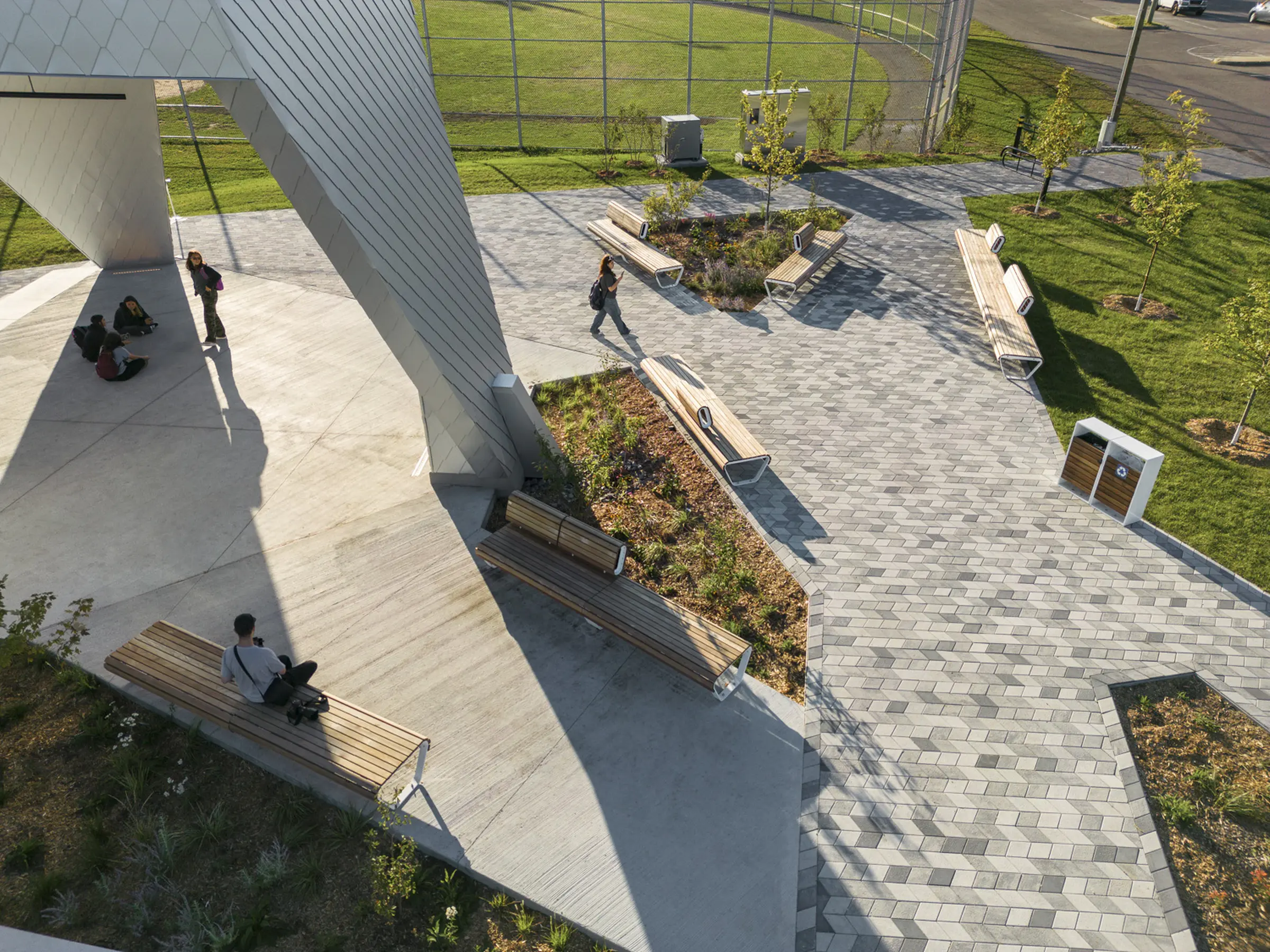 Bancs et lieu de rassemblement au parc Philippe-Villeneuve