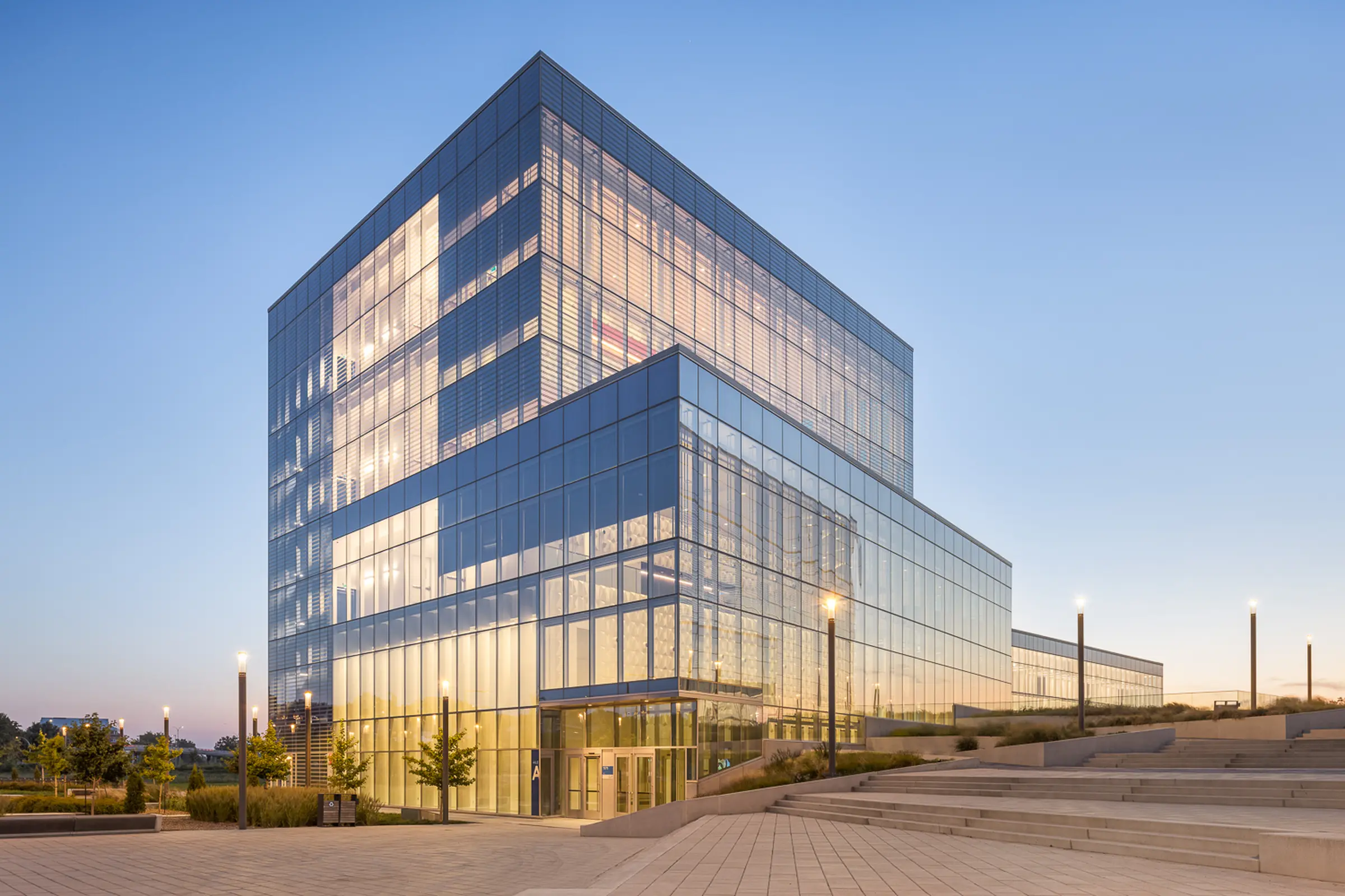 Complexe des sciences de l'Université de Montréal et son escalier monumental vus de nuit