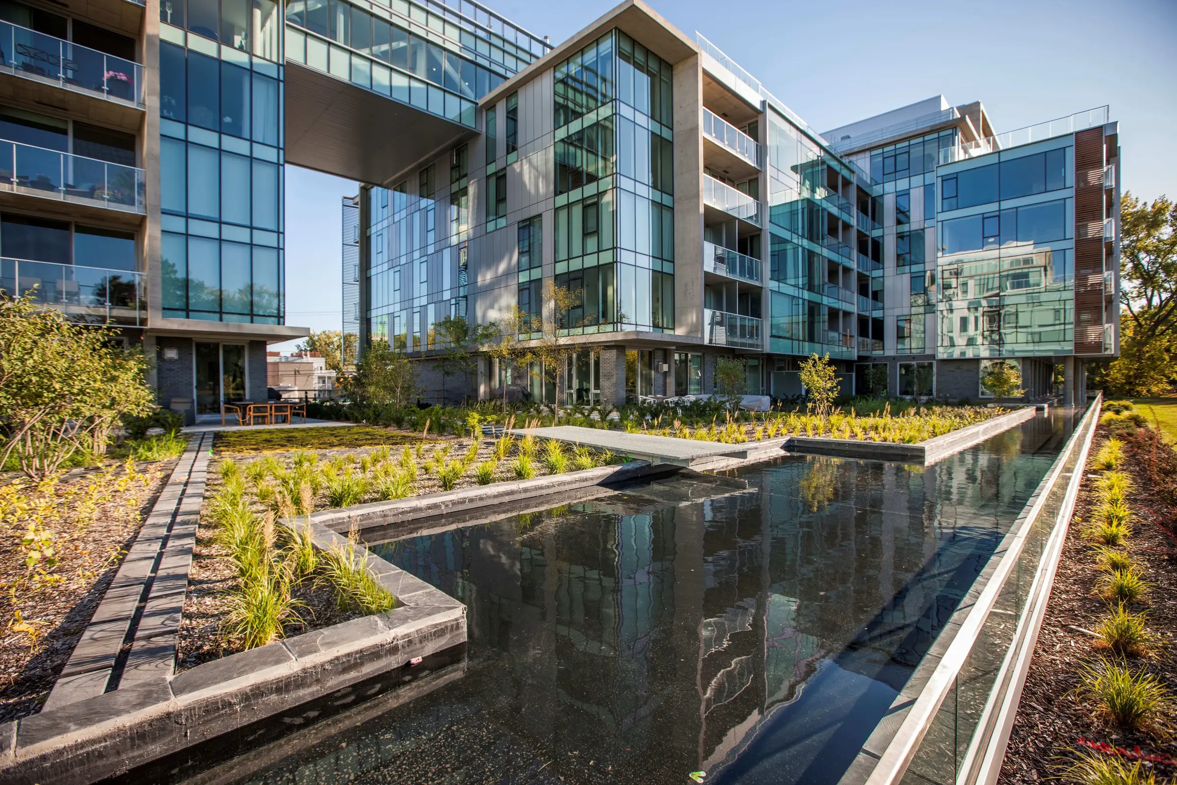 Bassin d’eau qui rappelle le canal Lachine