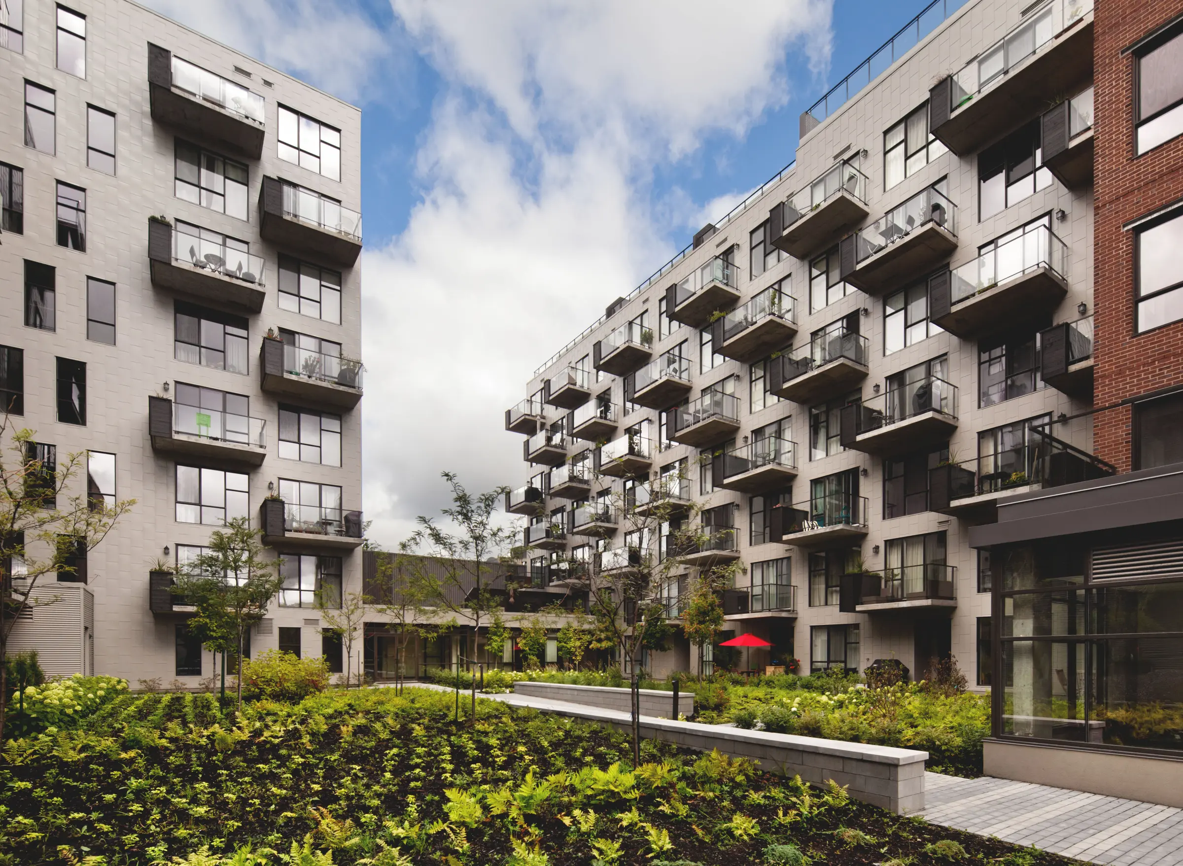 Cour intérieure et son luxuriant jardin au complexe le William