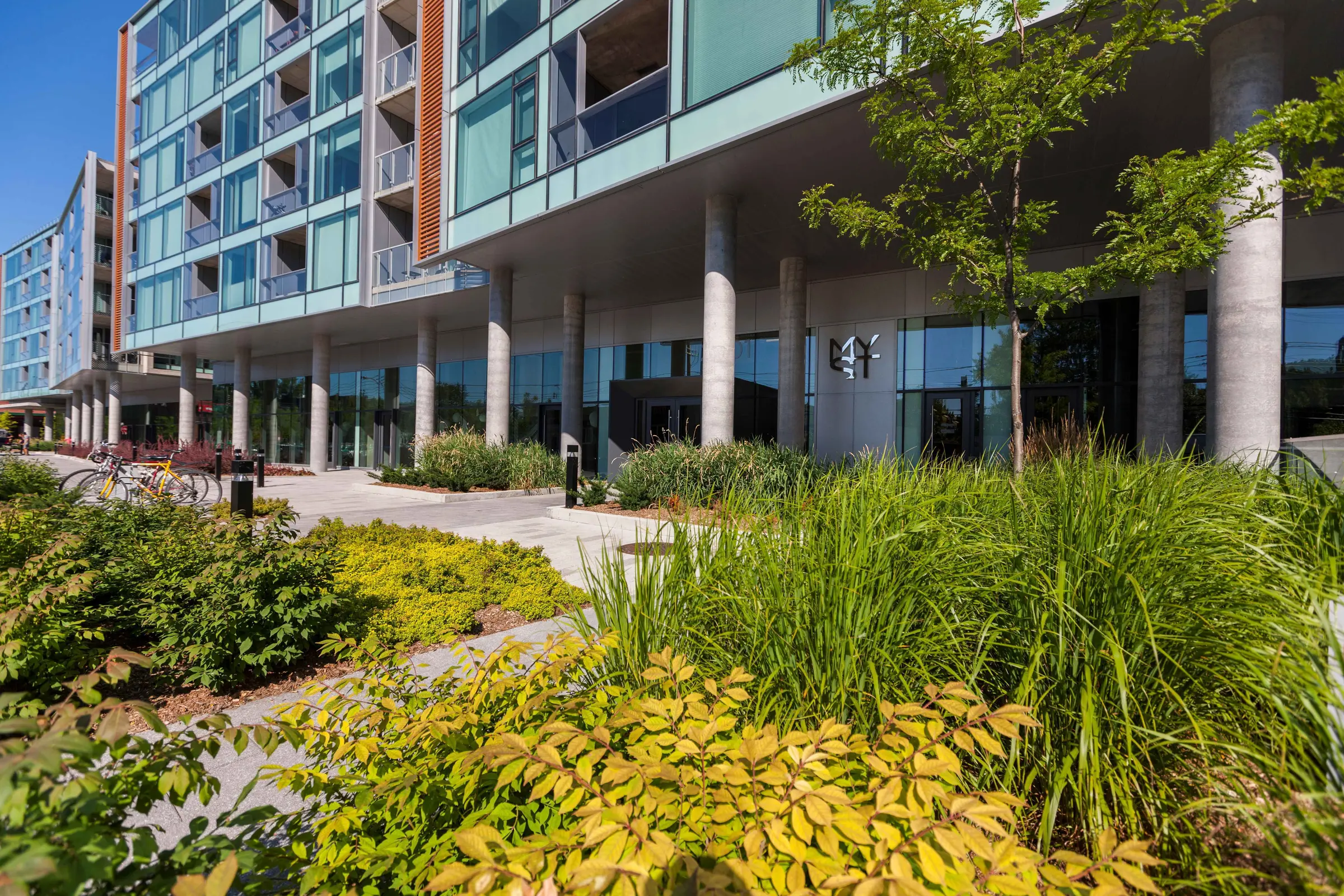 Verdure à l'entrée du complexe résidentiel Myst sur le Canal