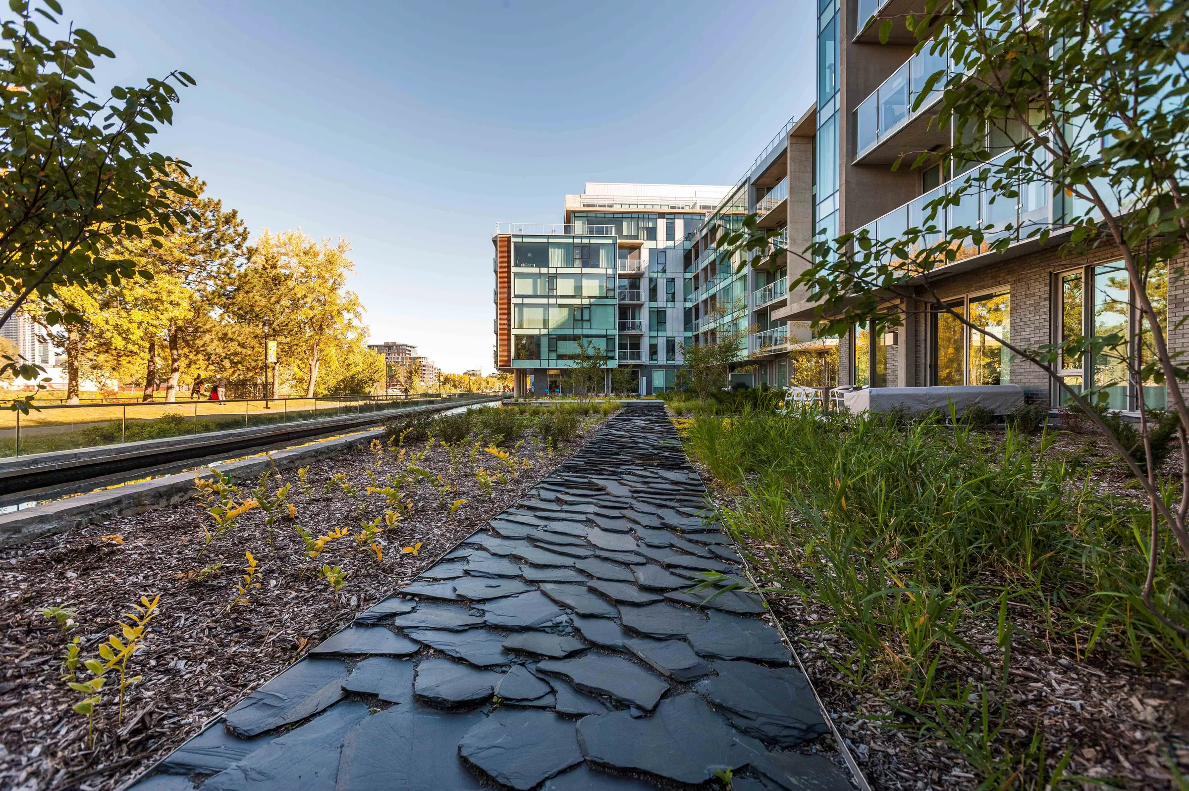 Chemin de pierre le long du complexe résidentiel Myst sur le Canal