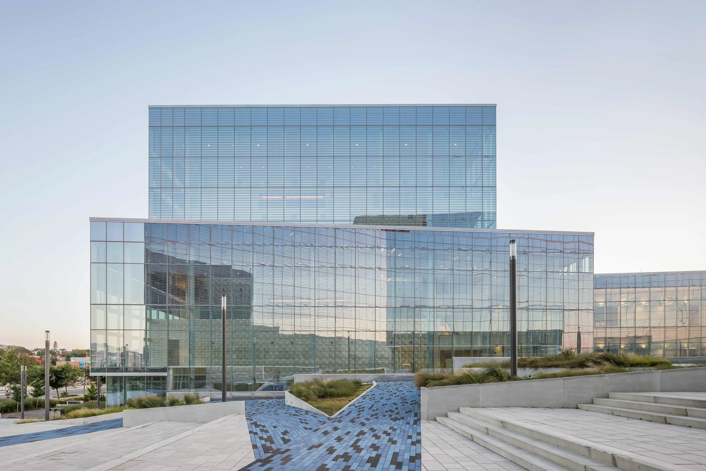 Complexe des sciences de l'Université de Montréal et sa promenade bleue