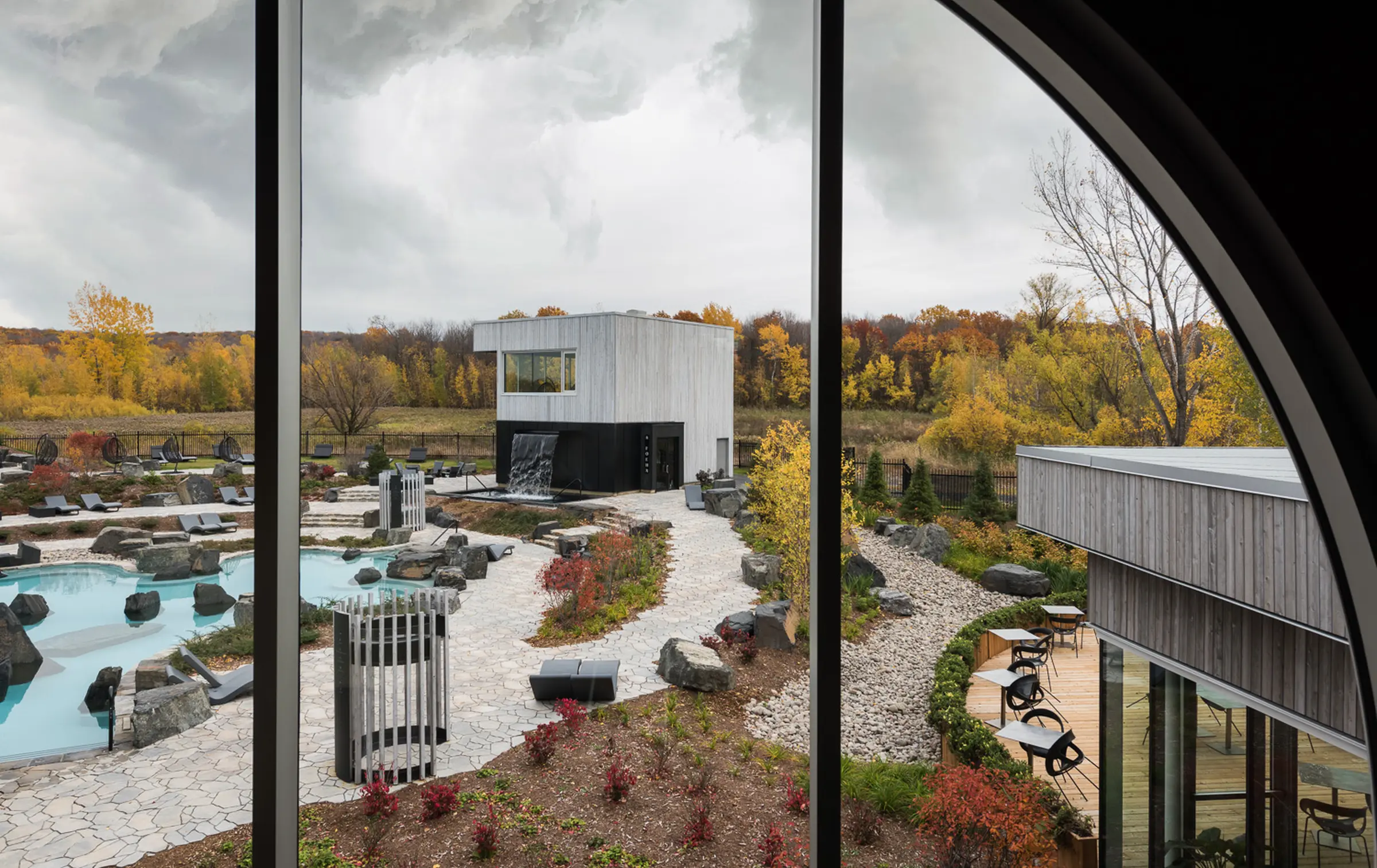 Vue de Förena Cité thermale par la fenêtre