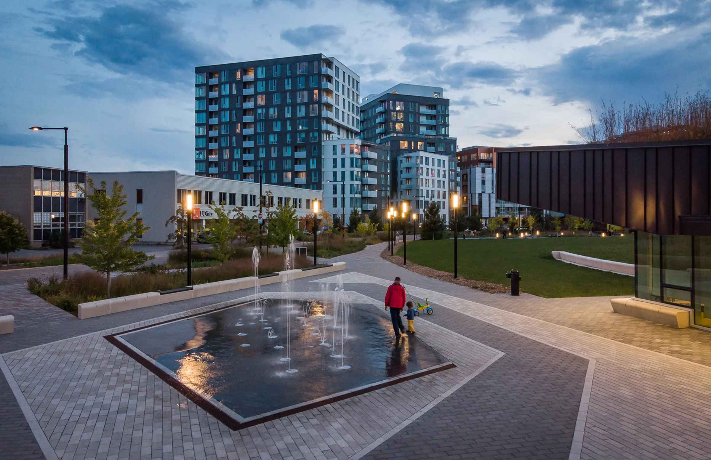 Fontaine en soirée au Parc Saidye-Bronfman