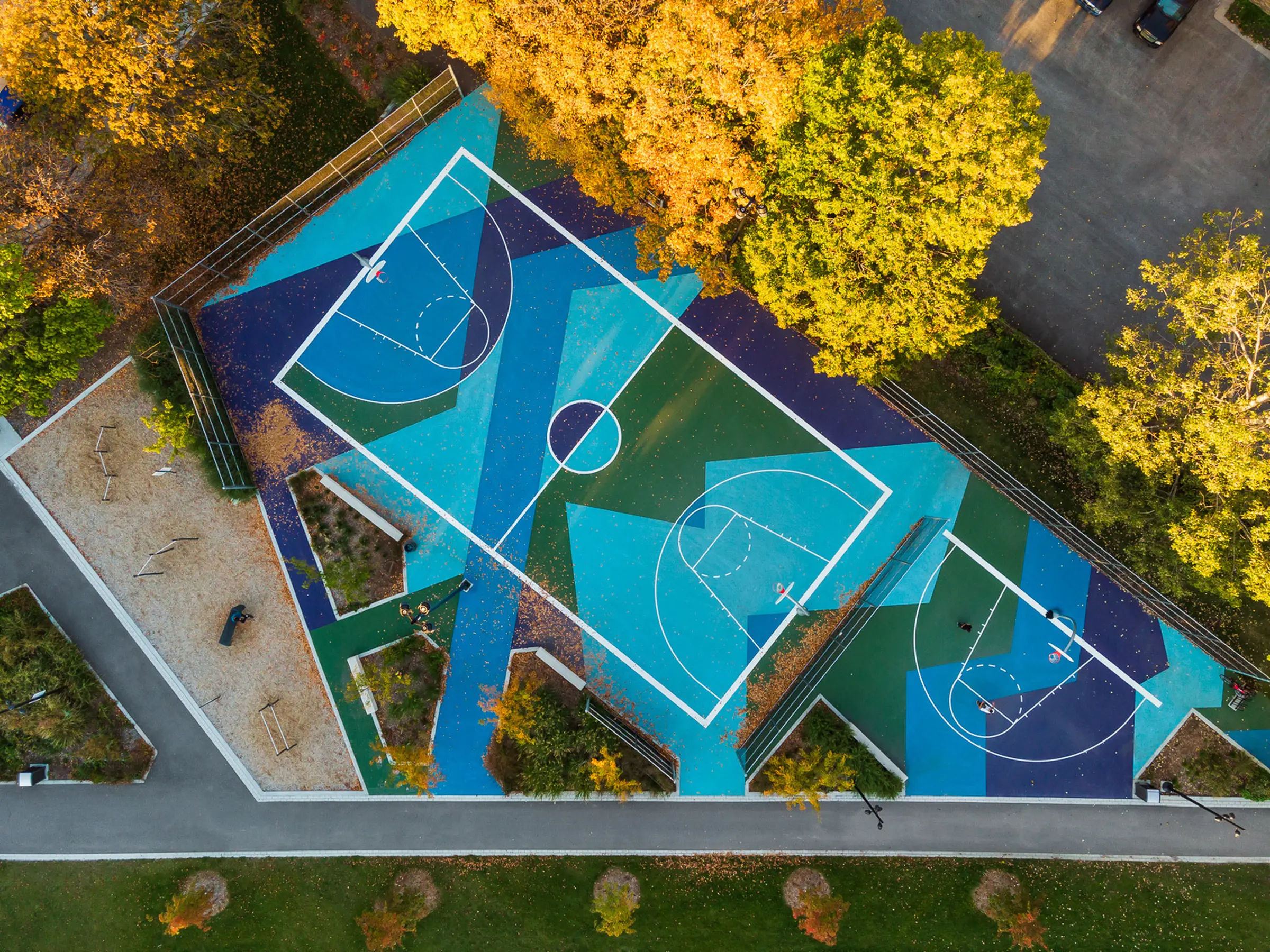 Vue aérienne du terrain de basketball au parc de la Savane