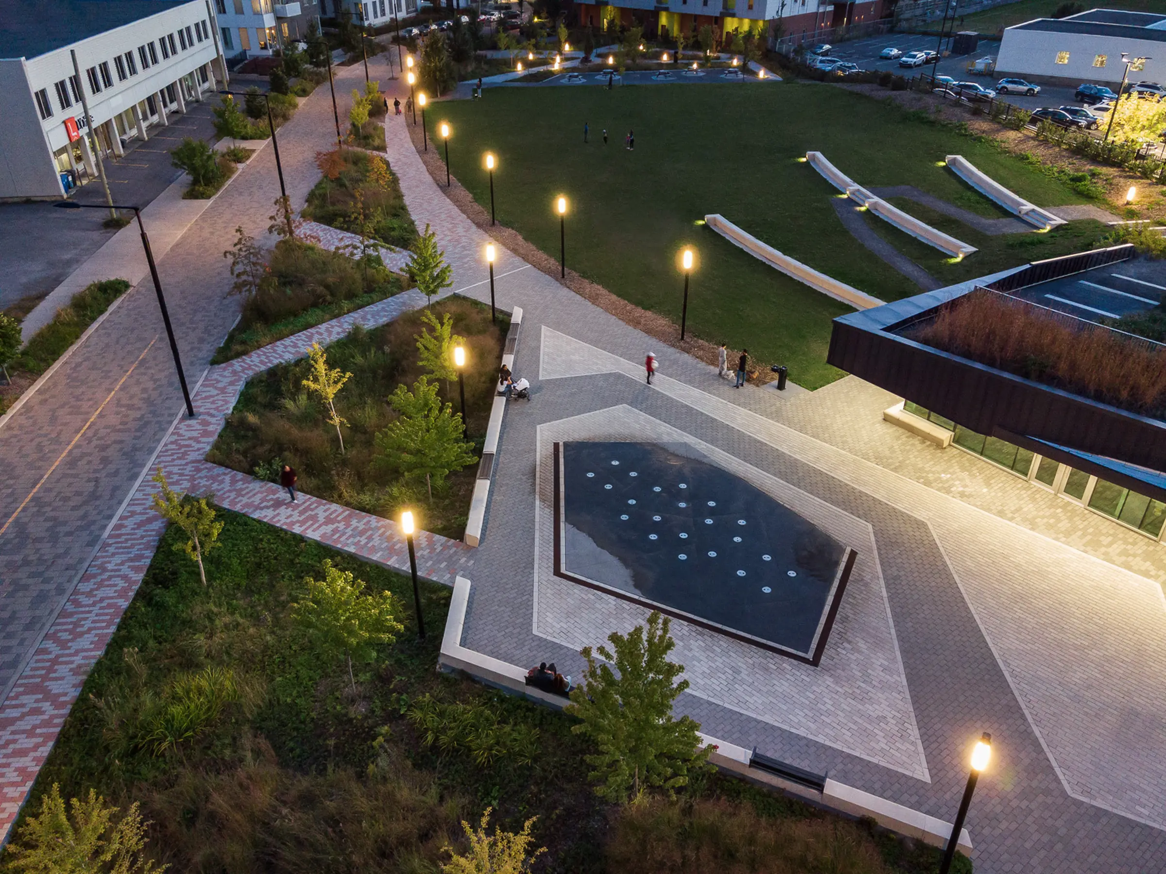 Placette illuminée au parc Saidye-Bronfman