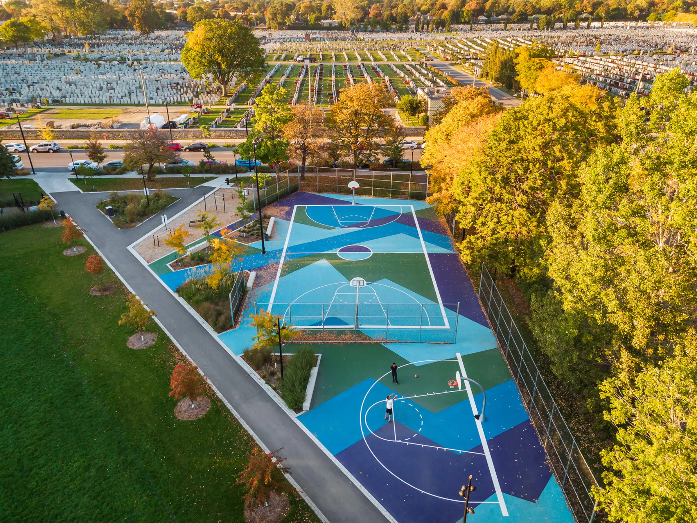 Plateaux sportifs colorés au parc de la Savane