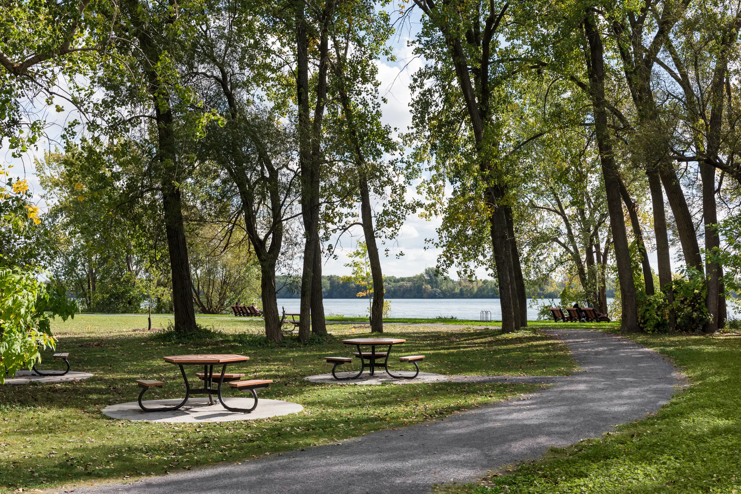 Aire de pique-nique au bord du fleuve Saint-Laurent