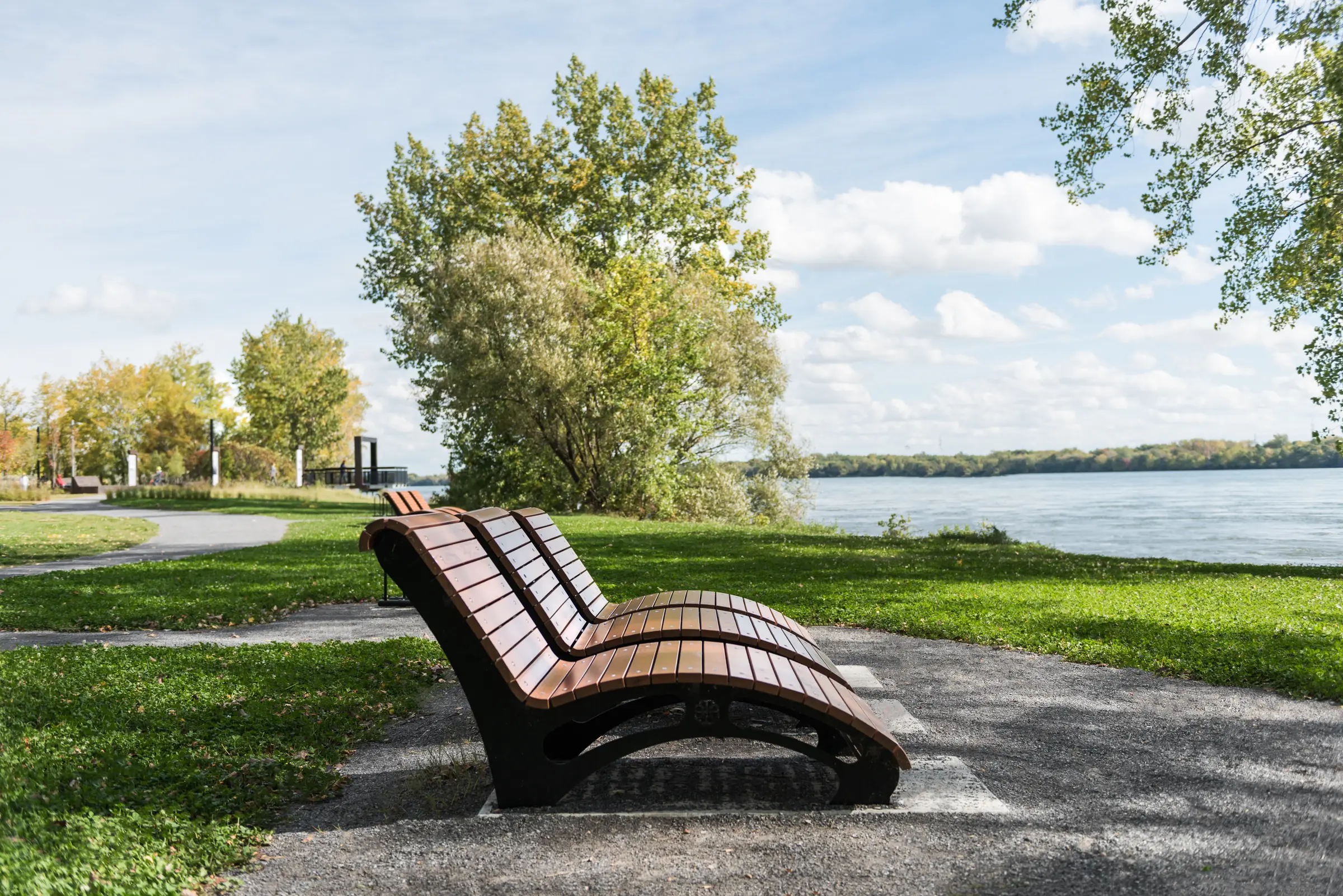 Chaises longues pour contempler le fleuve Saint-Laurent