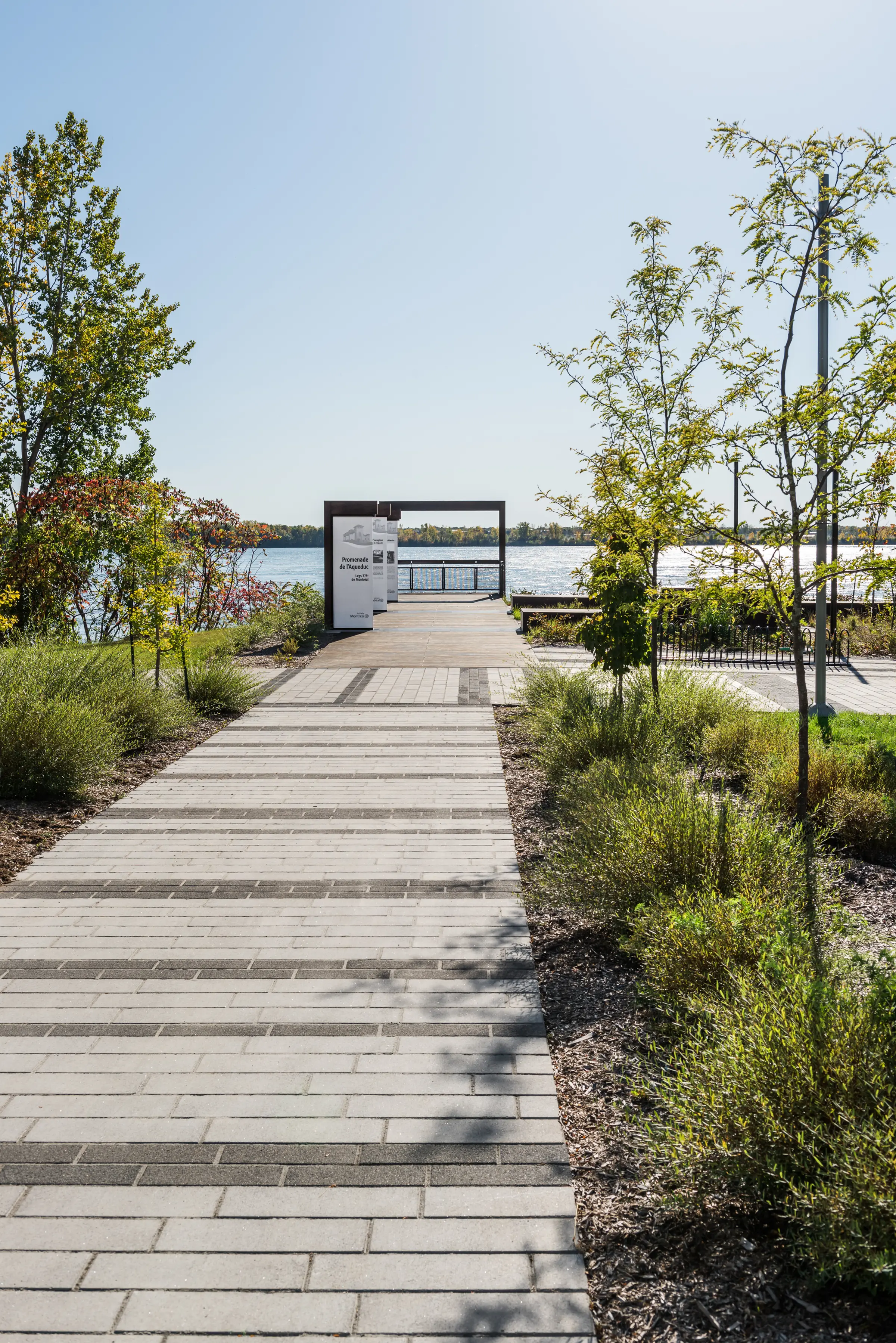 Promenade riveraine au bord du fleuve Saint-Laurent