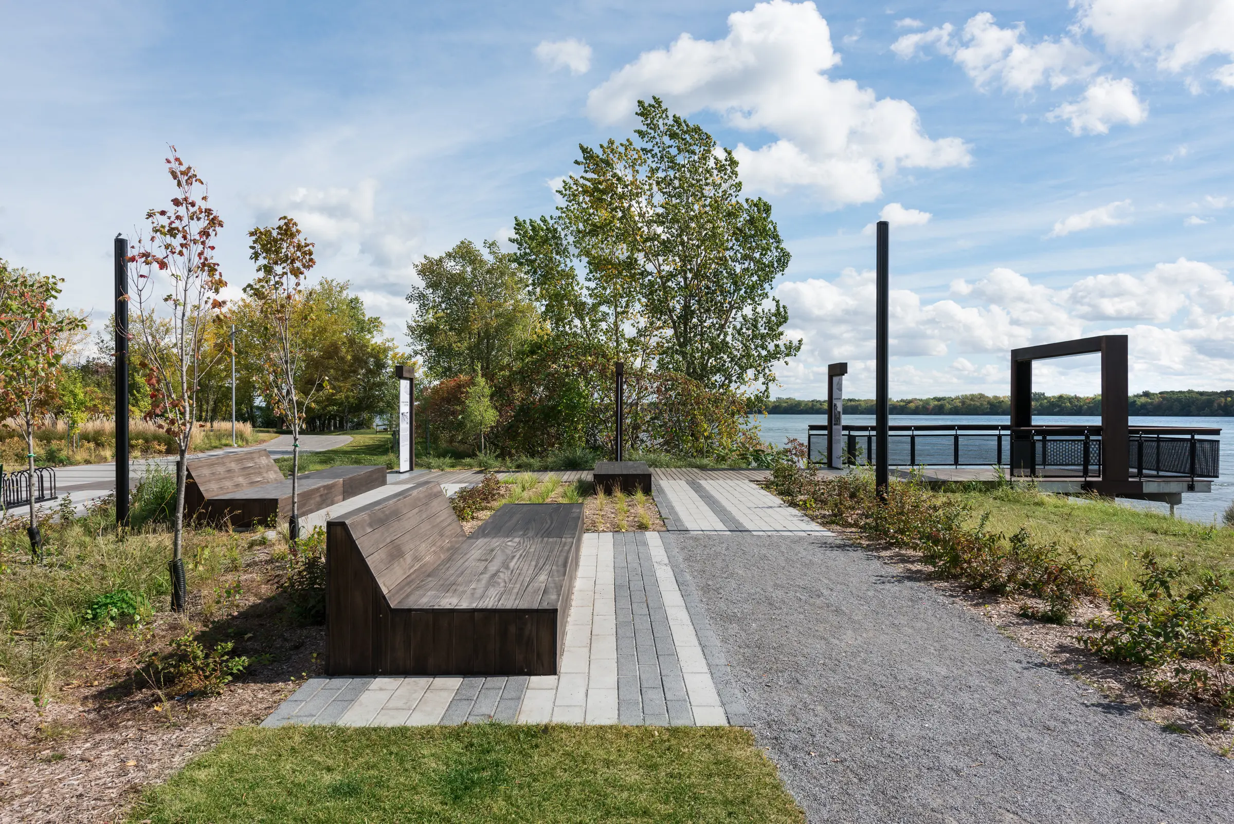 Mobilier urbain et lieu de contemplation au bord de l'eau