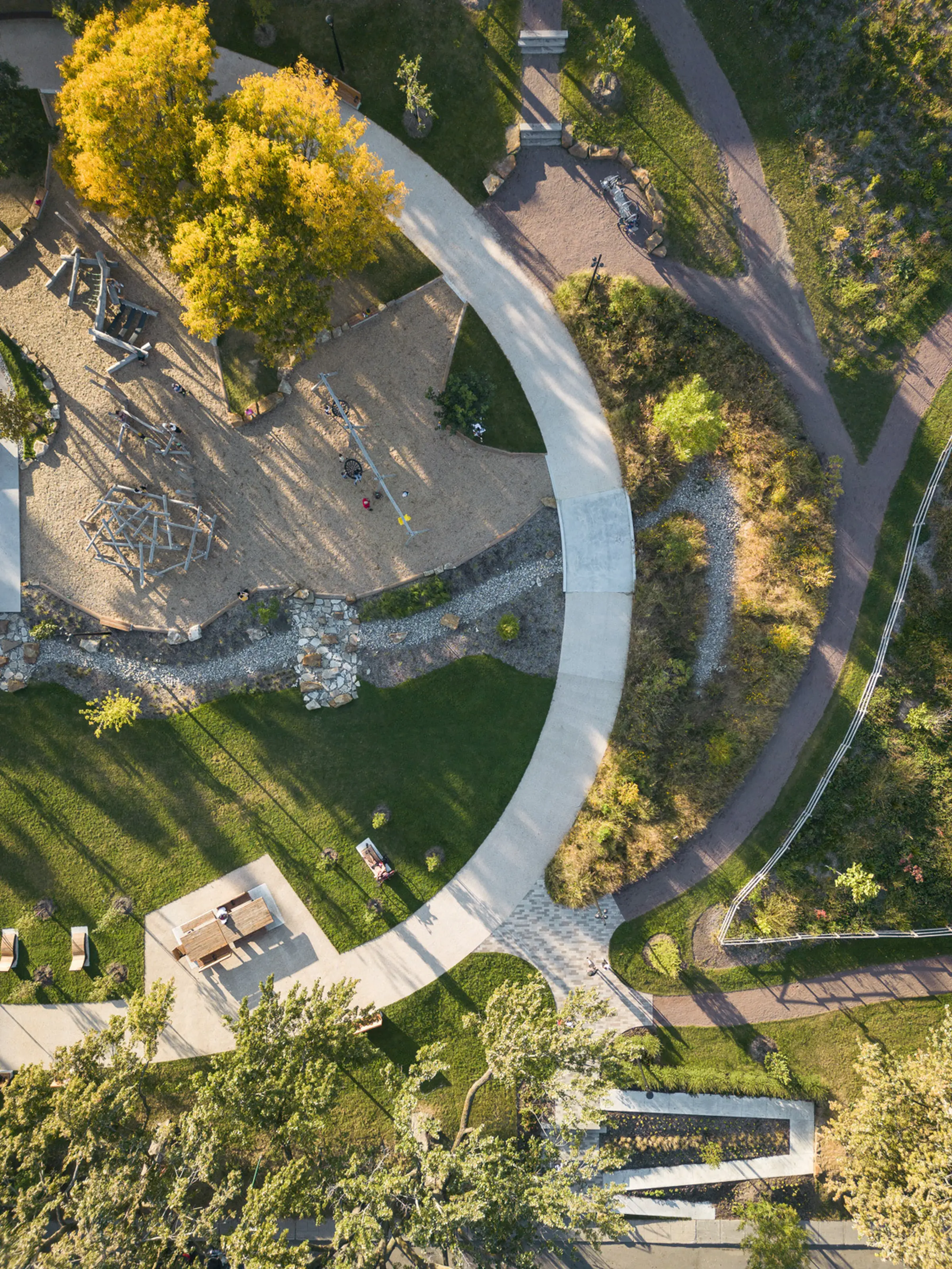 Interconnected paths - Rosemont Park in Montréal