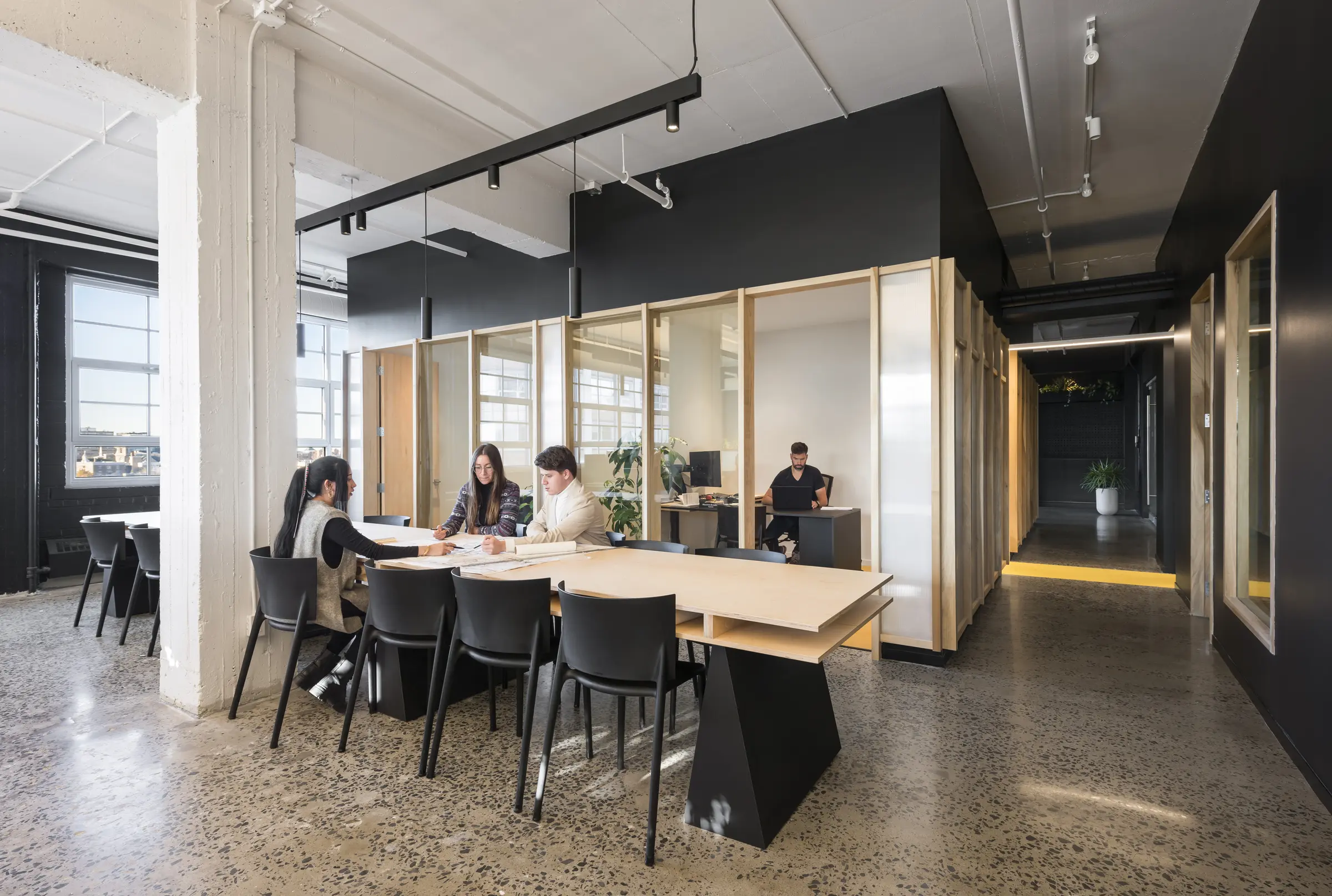 Travail d'équipe à la table à dessin