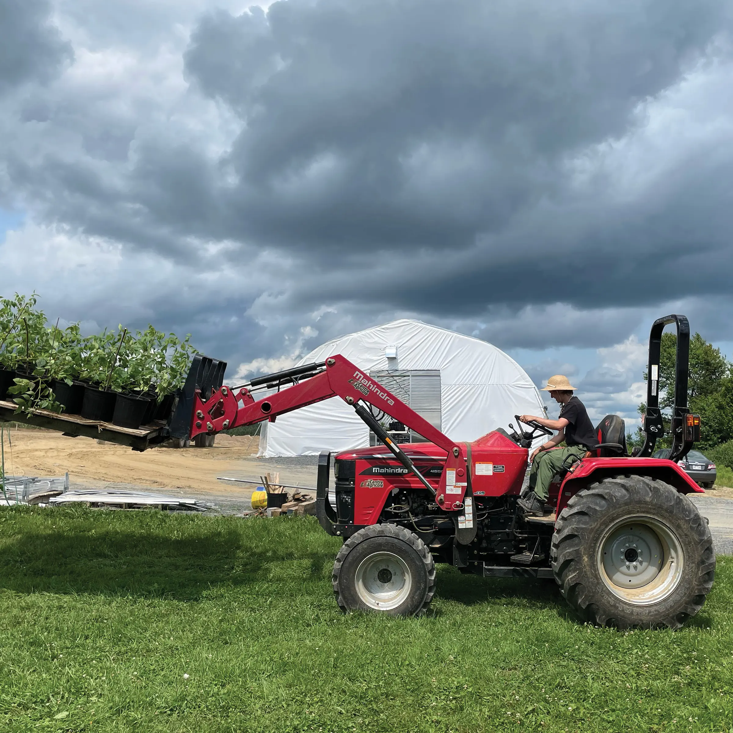 Audrey au volant d'un tracteur
