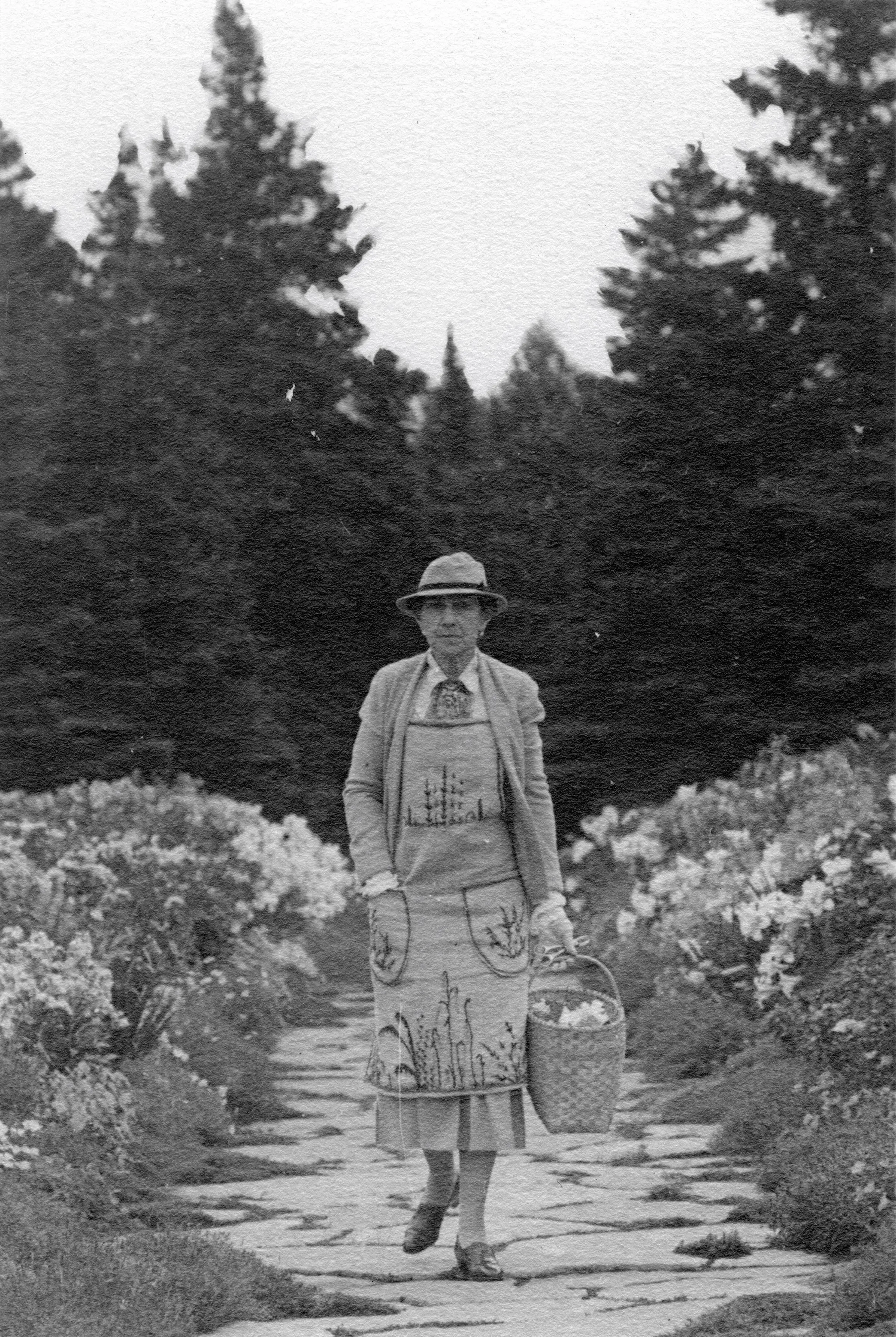 Elsie Reford marchant dans l’Allée royale