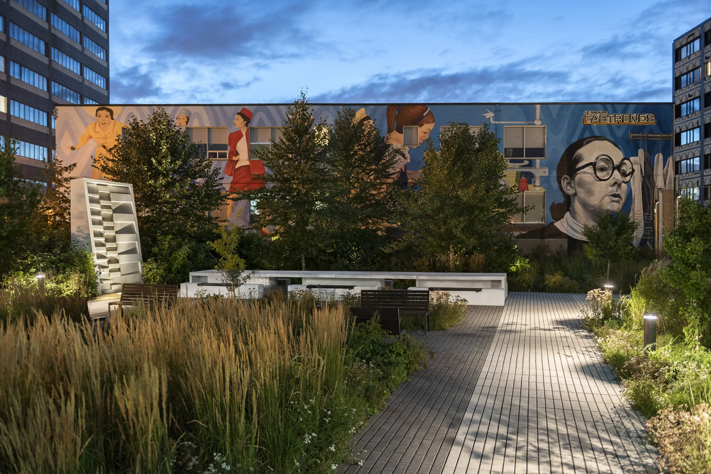 Place Iona-Monahan at night time