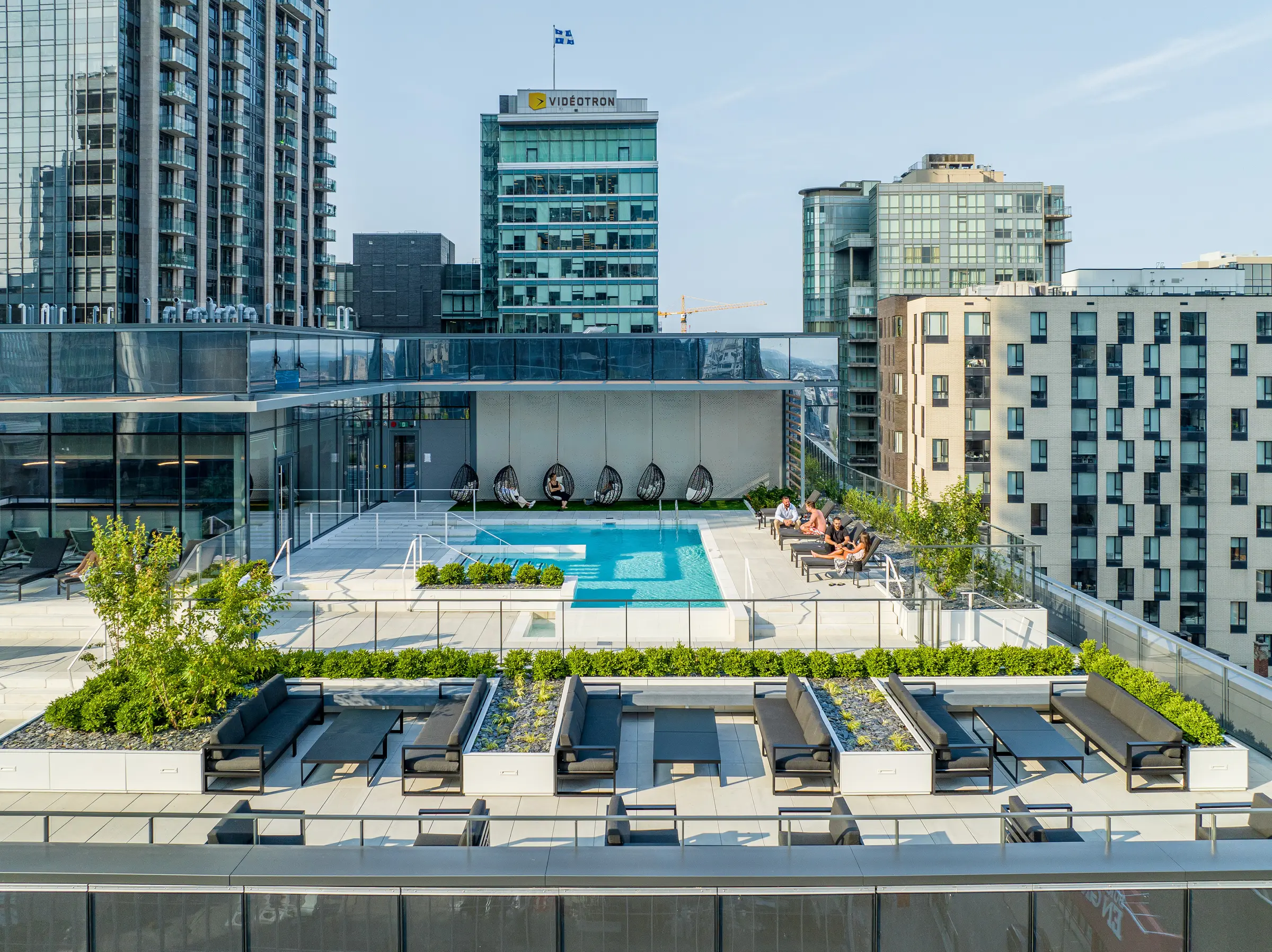 Terrasse avec piscine sur le toit