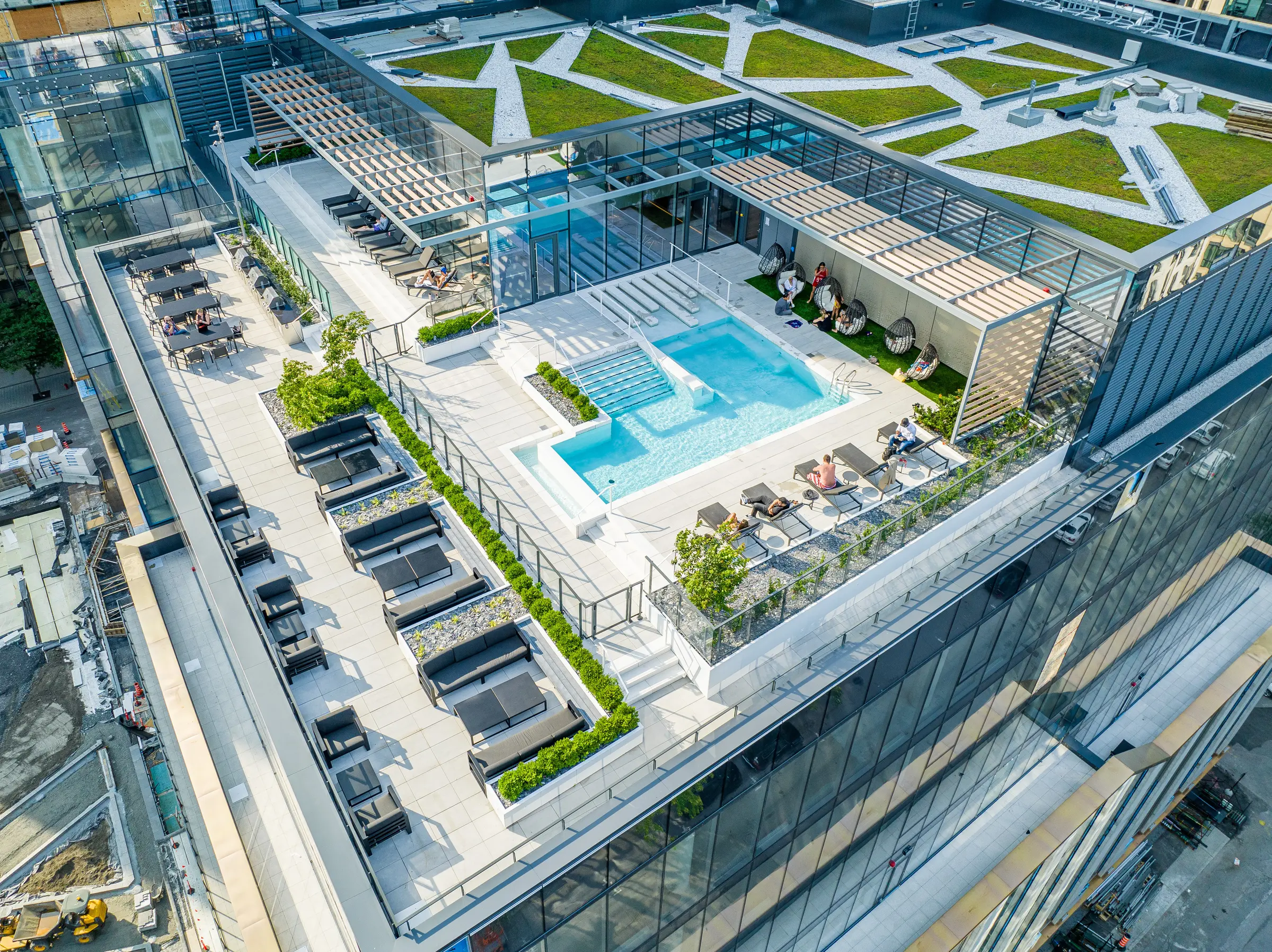 Aires de détente et piscine sur le toit