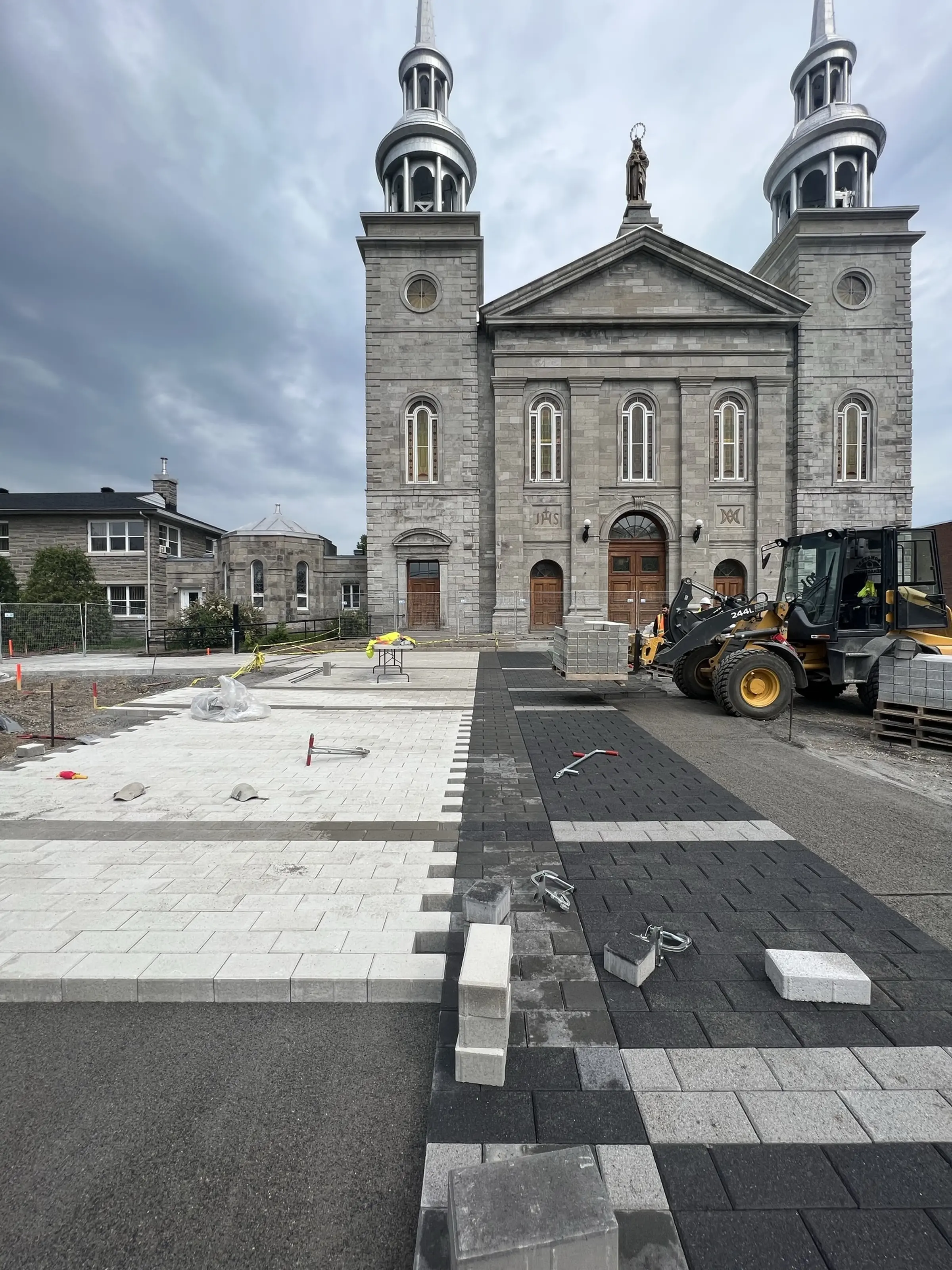 Site en chantier, le parvis de l'église Sainte-Rose-de-Lima